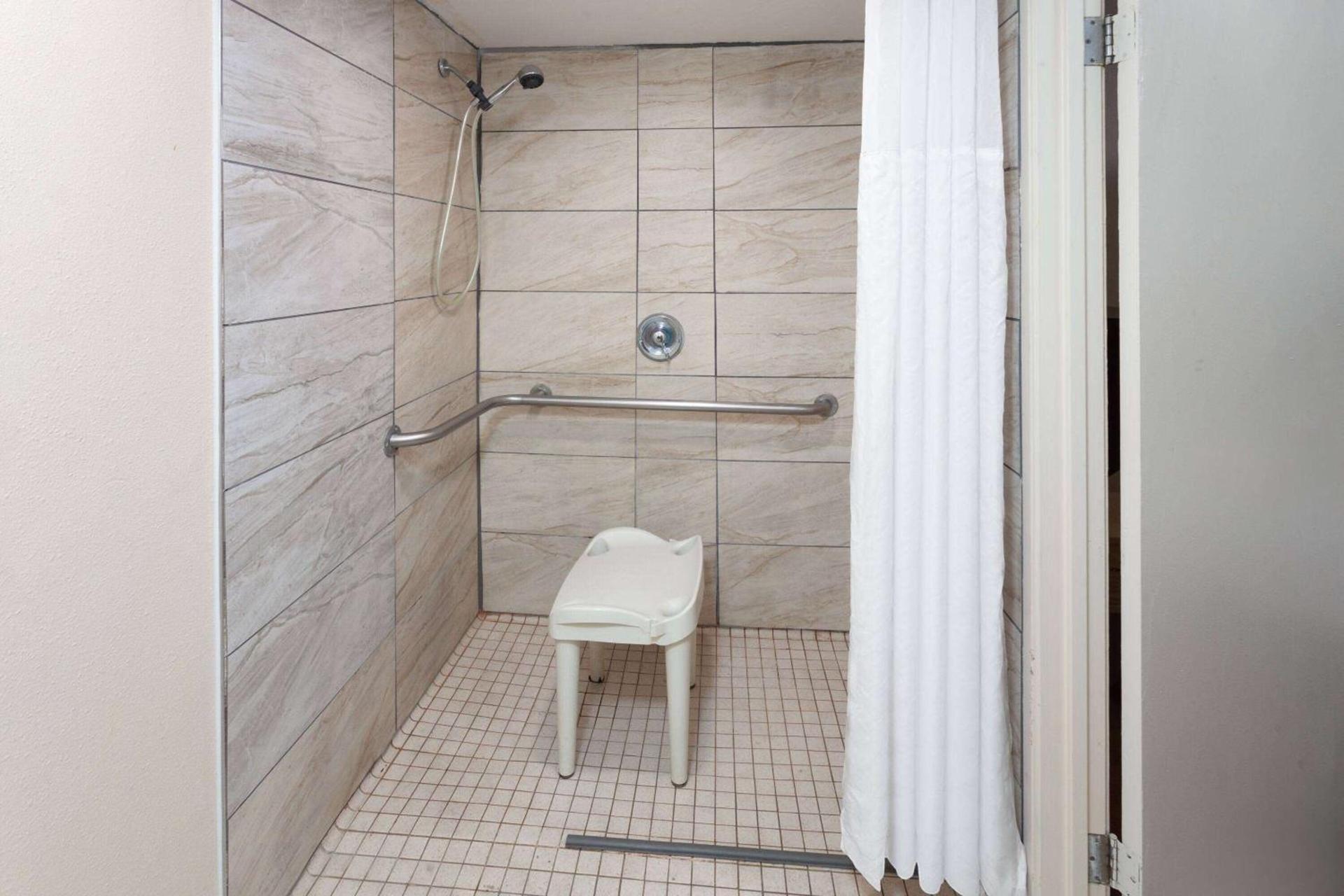 Travelodge by Wyndham Peoria photo 33