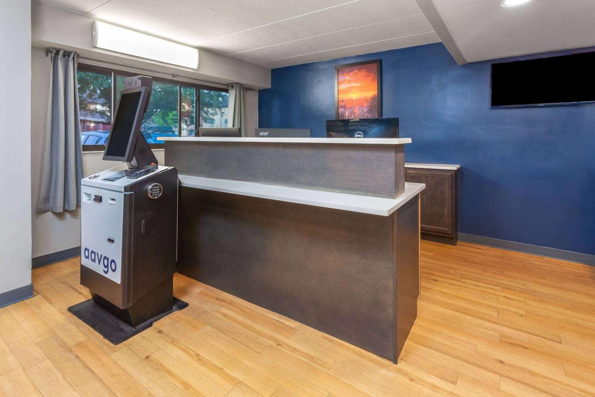 Travelodge by Wyndham Peoria photo 2