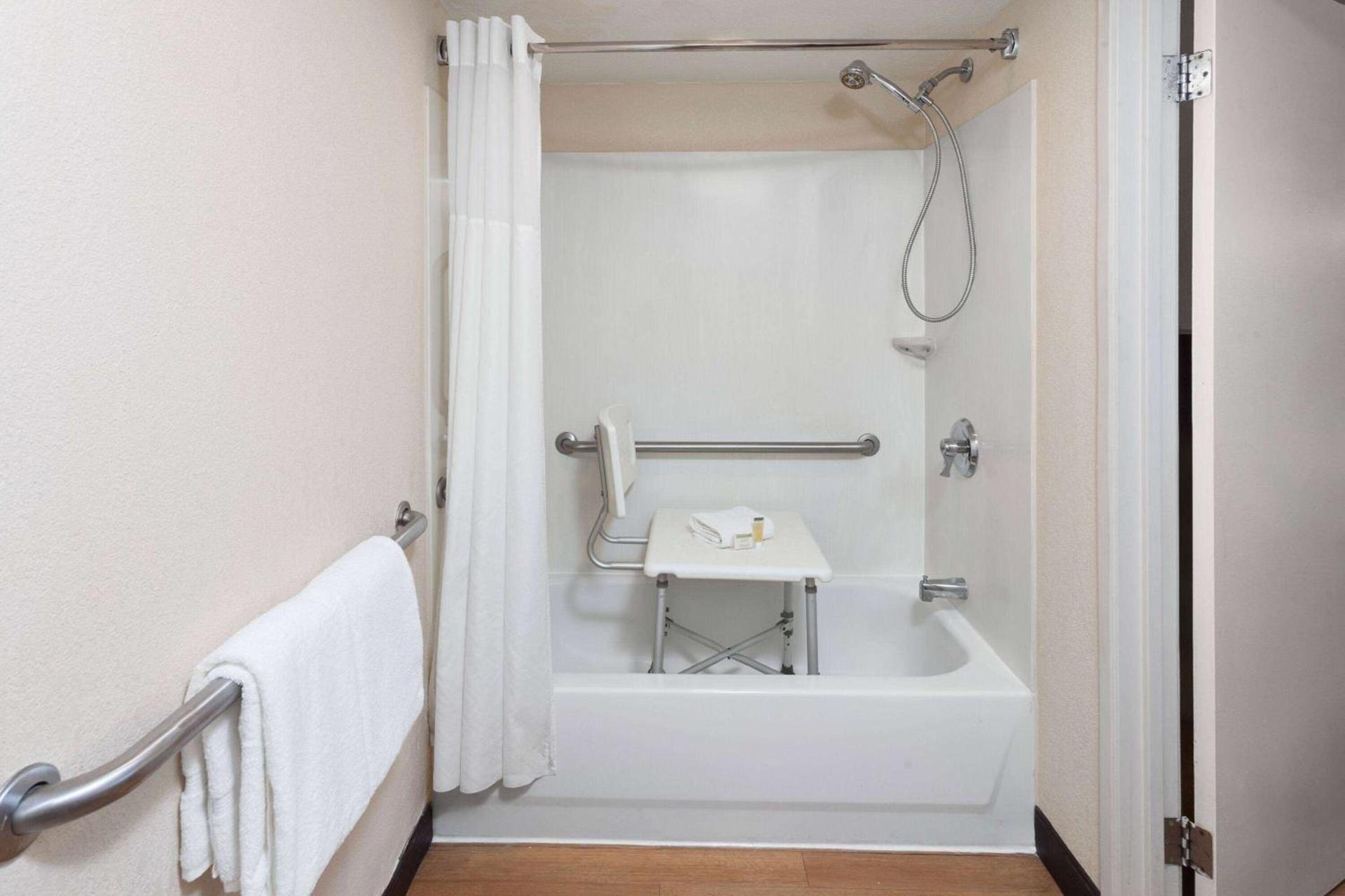 Travelodge by Wyndham Peoria photo 34