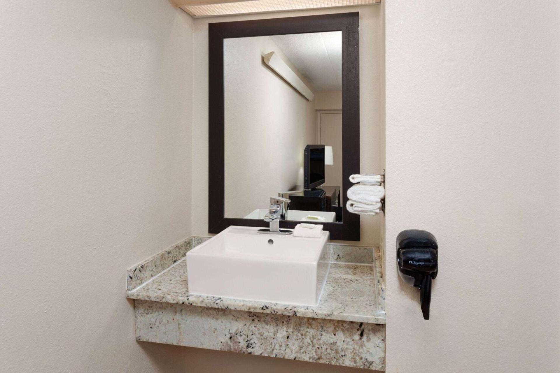 Travelodge by Wyndham Peoria photo 31