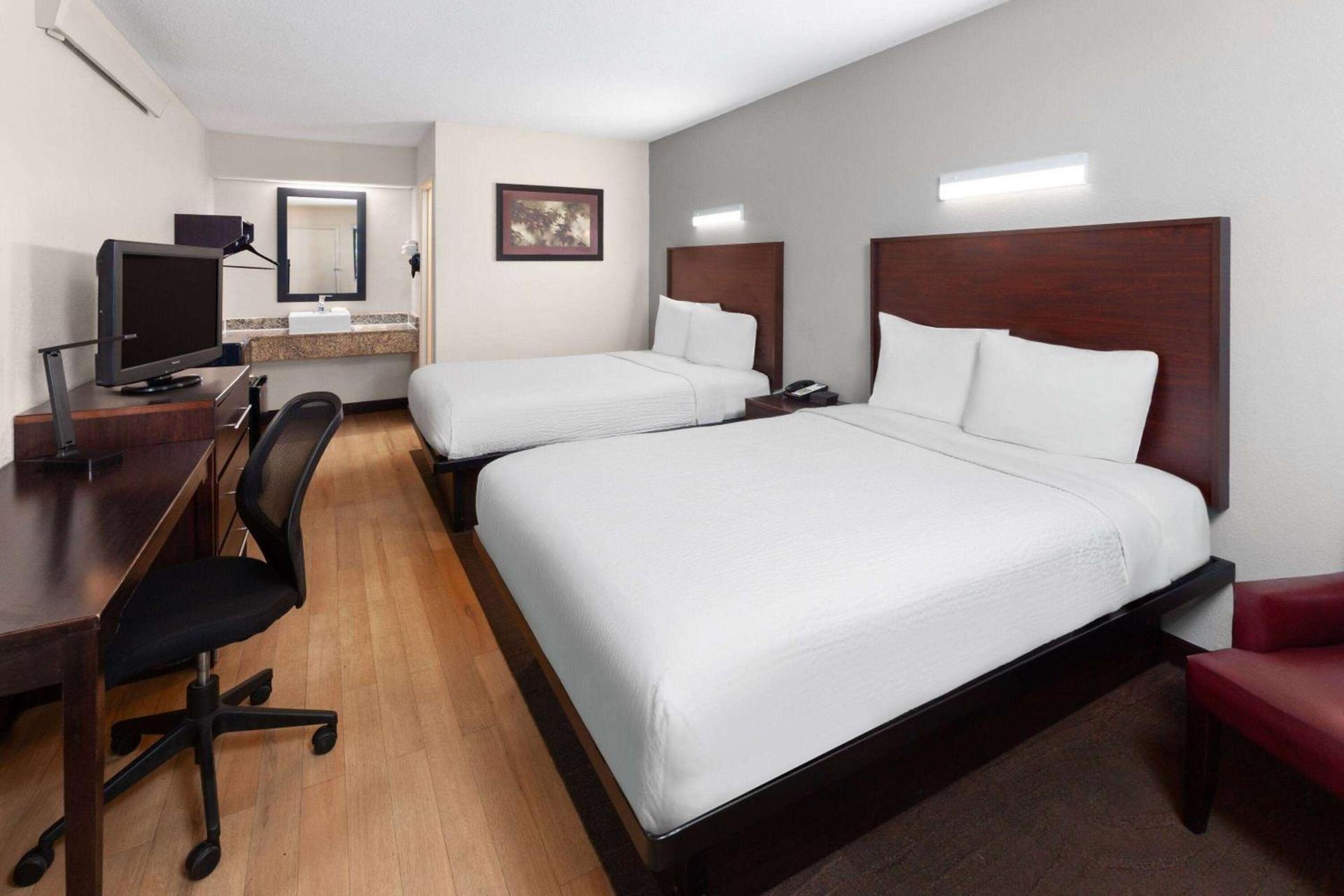 Travelodge by Wyndham Peoria photo 12