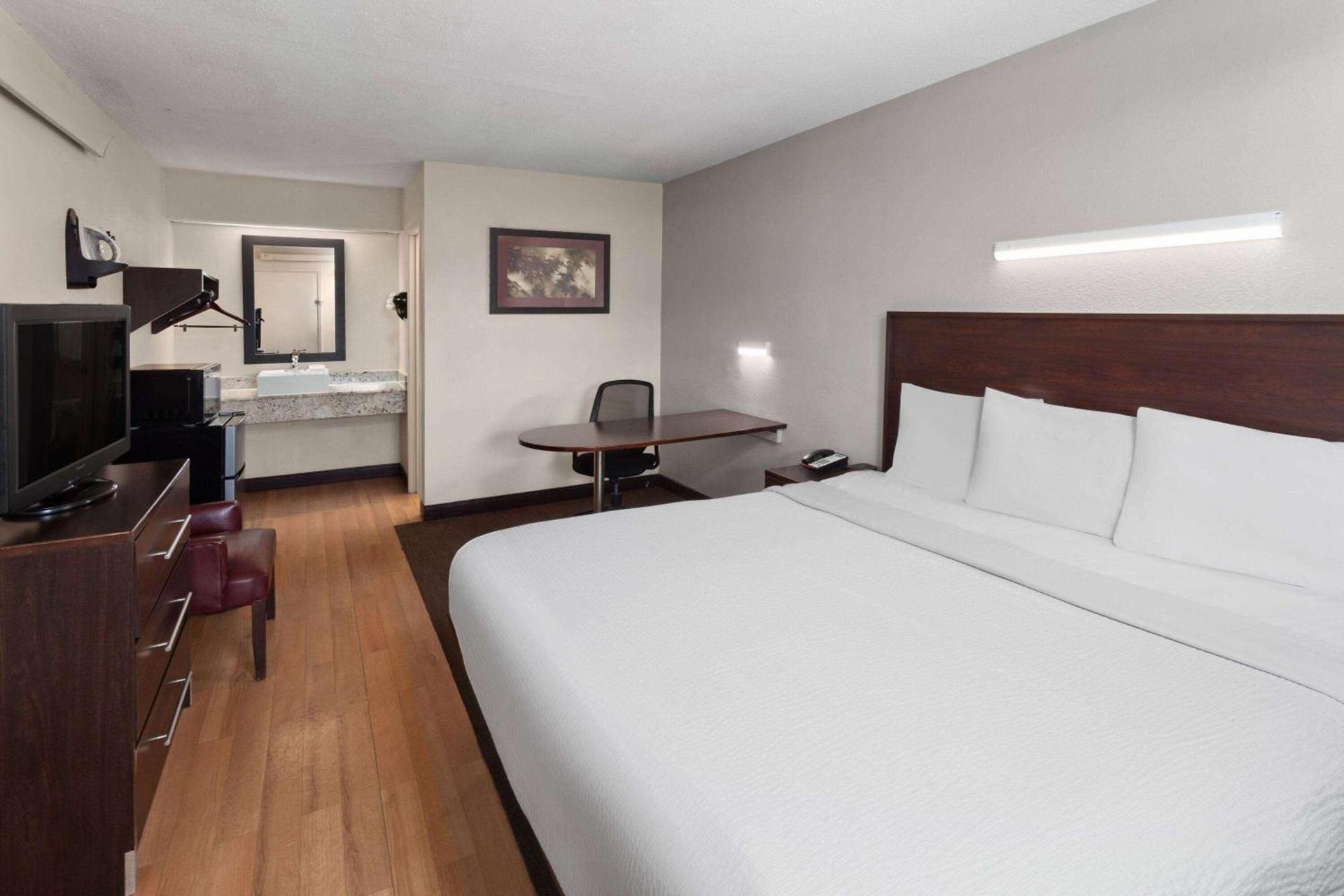 Travelodge by Wyndham Peoria photo 15
