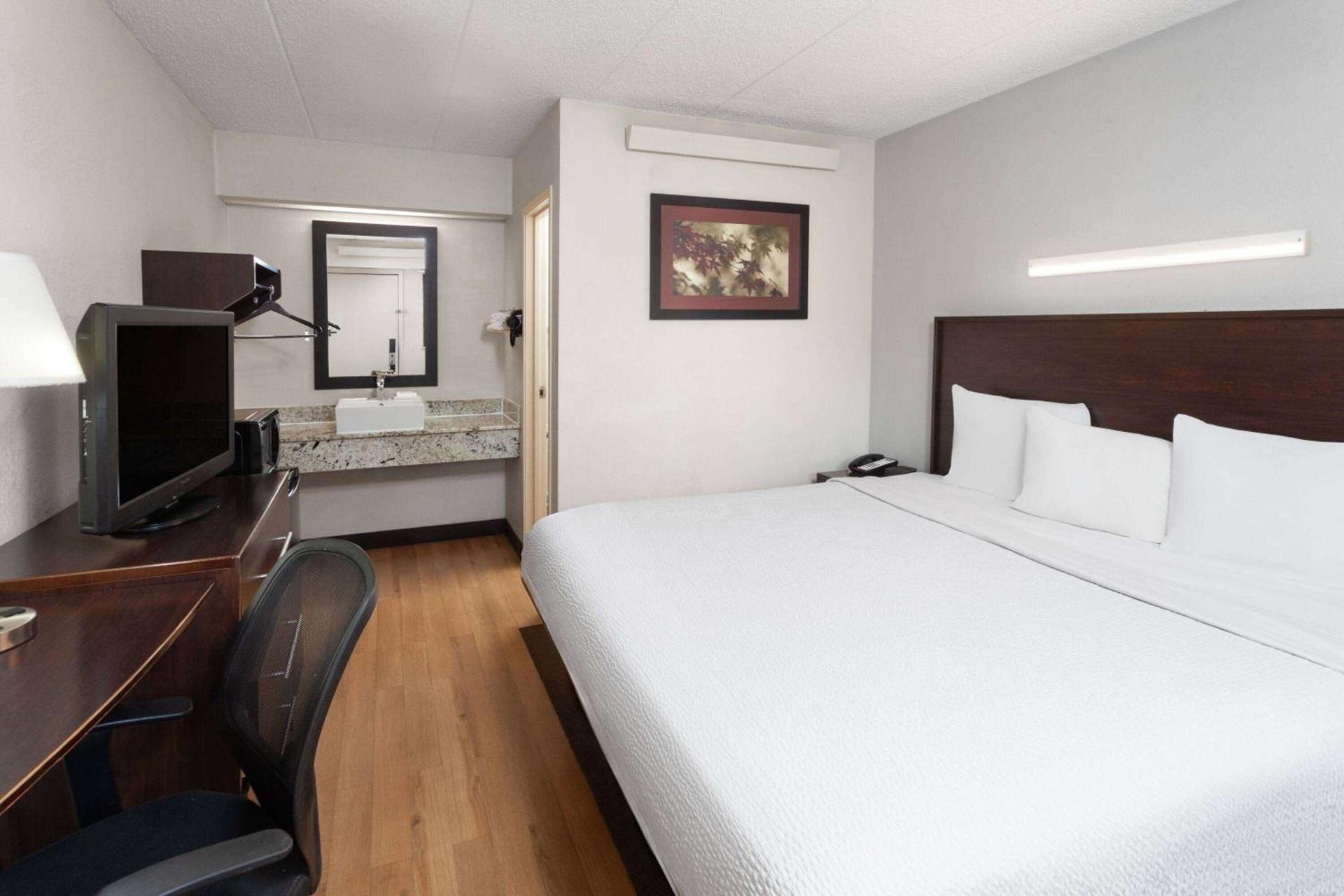 Travelodge by Wyndham Peoria photo 18