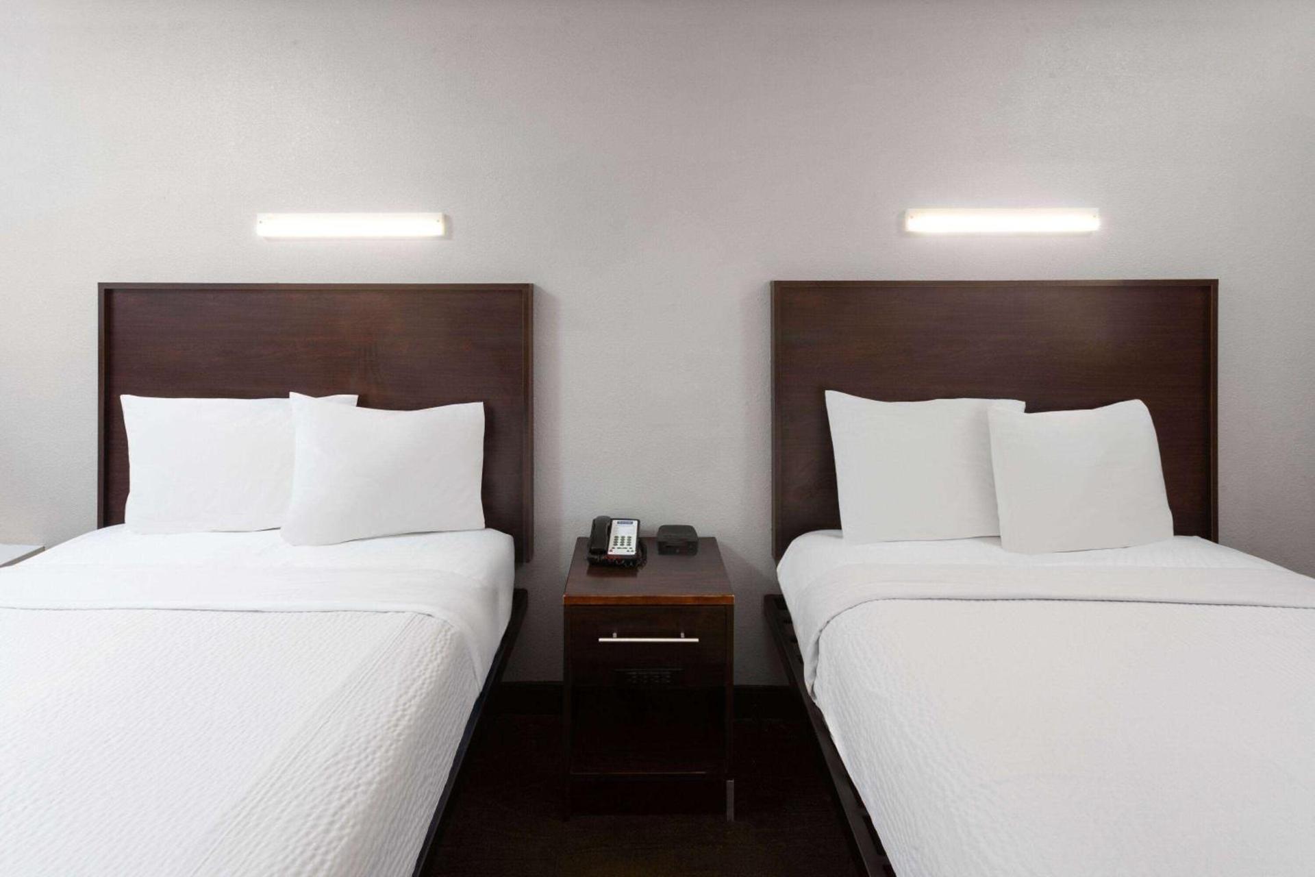 Travelodge by Wyndham Peoria photo 23