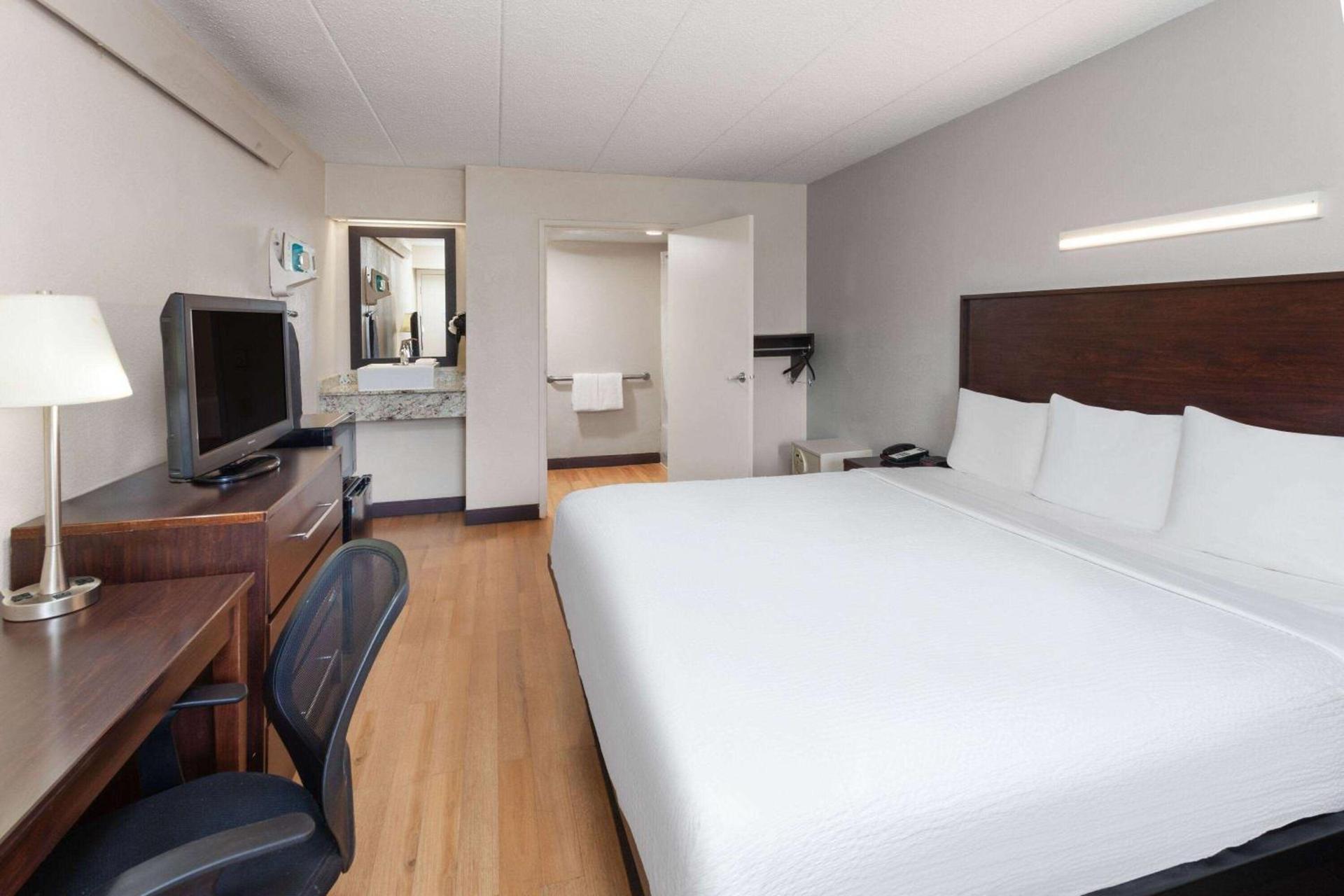 Travelodge by Wyndham Peoria photo 27