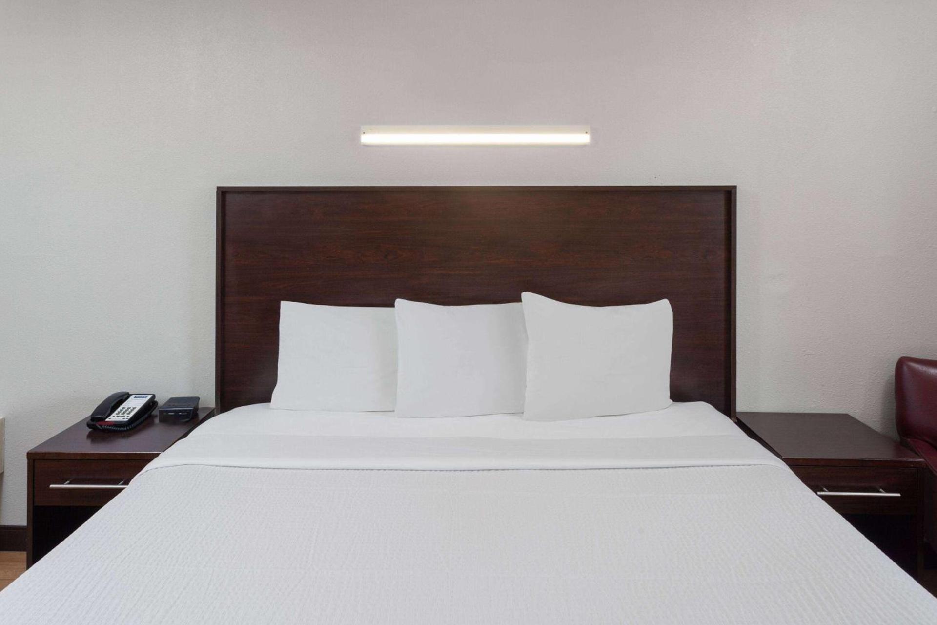 Travelodge by Wyndham Peoria photo 29