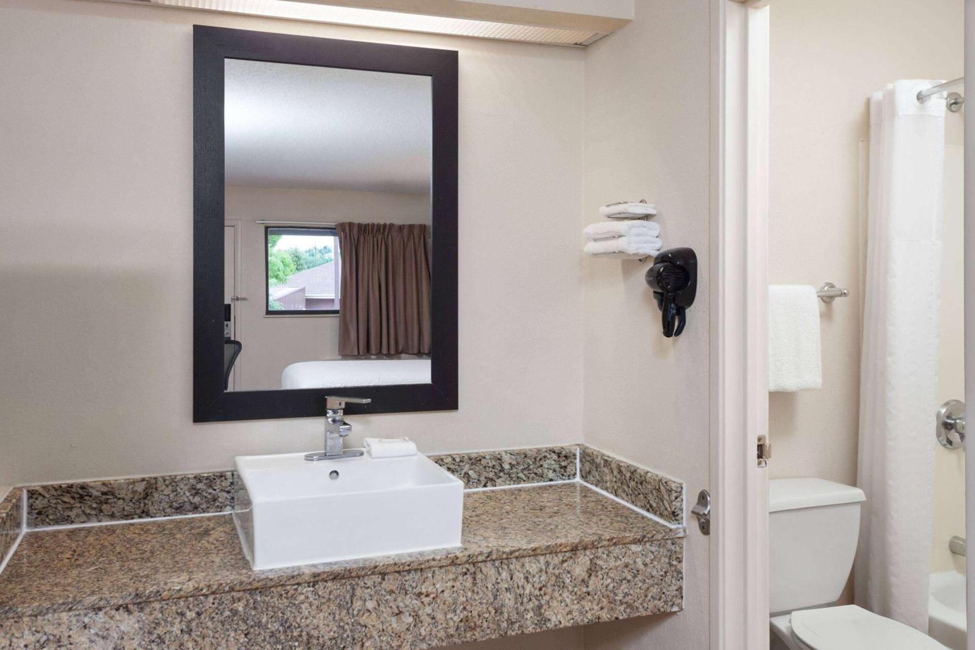 Travelodge by Wyndham Peoria photo 30