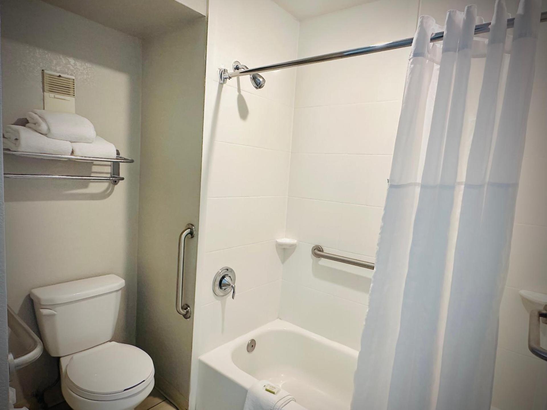 Days Inn Alexandria by Wyndham photo 45
