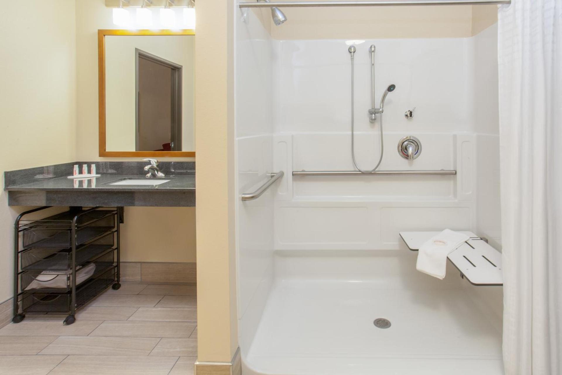 Baymont by Wyndham Grand Forks photo 28