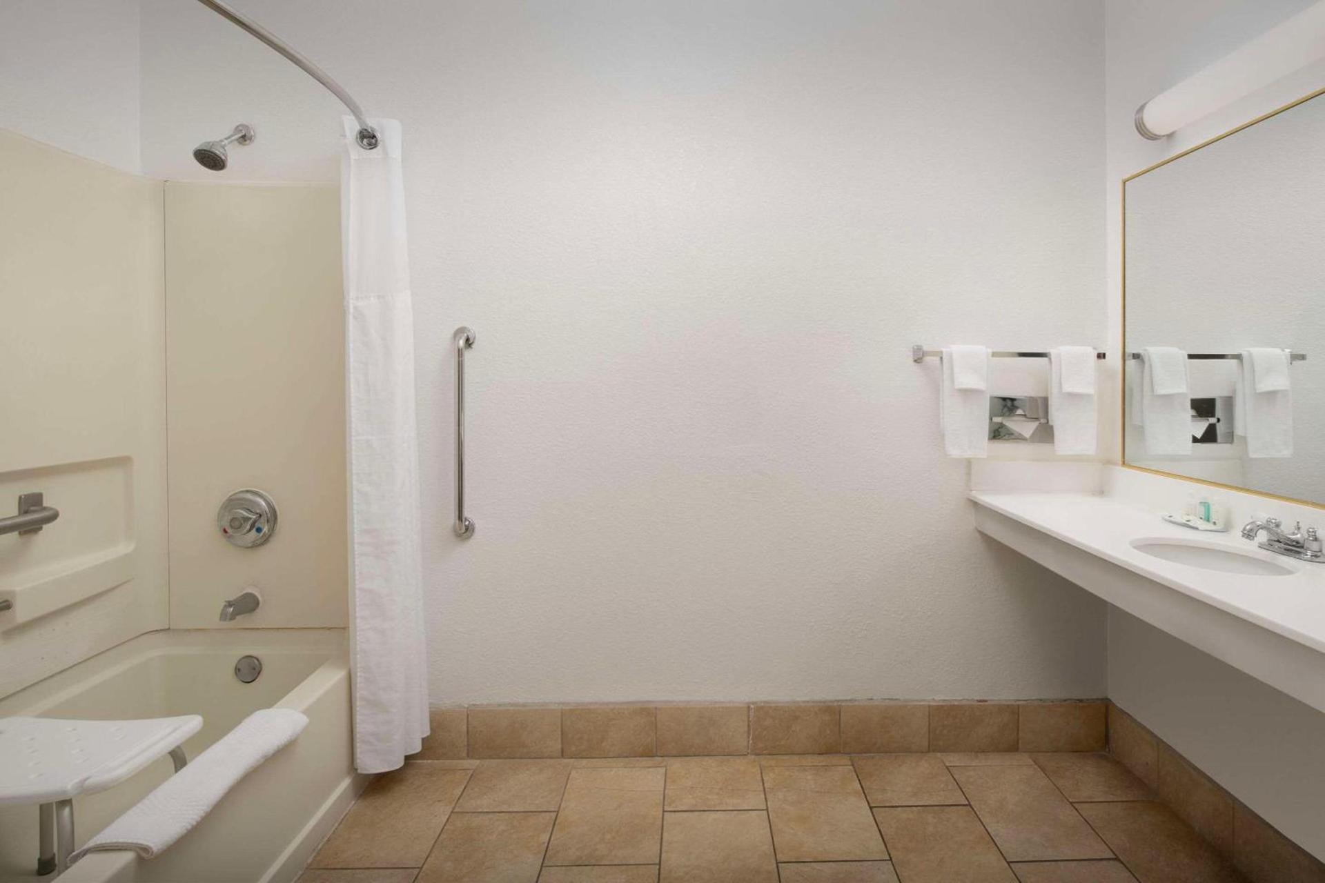 Quality Inn & Suites Gallup I-40 Exit 20 photo 22