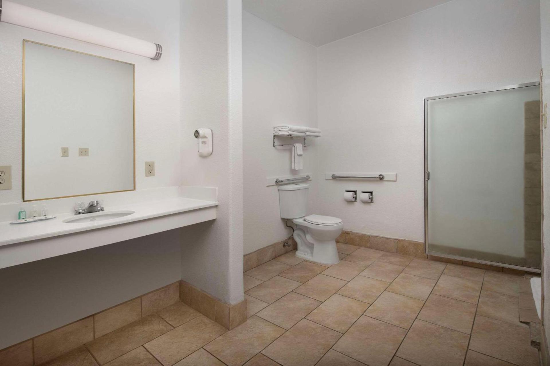 Quality Inn & Suites Gallup I-40 Exit 20 photo 25