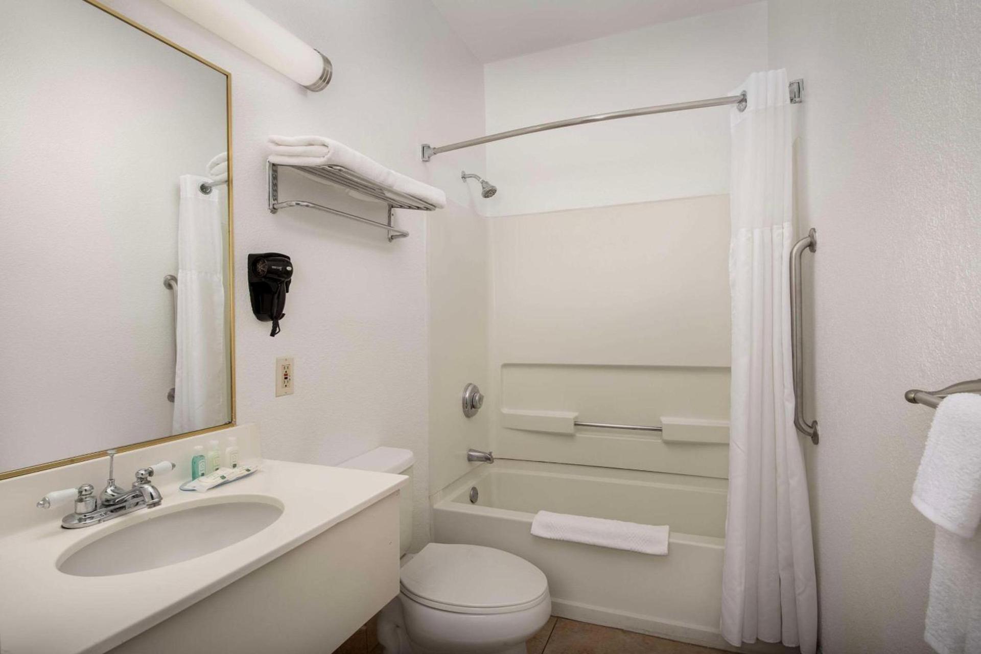 Quality Inn & Suites Gallup I-40 Exit 20 photo 41