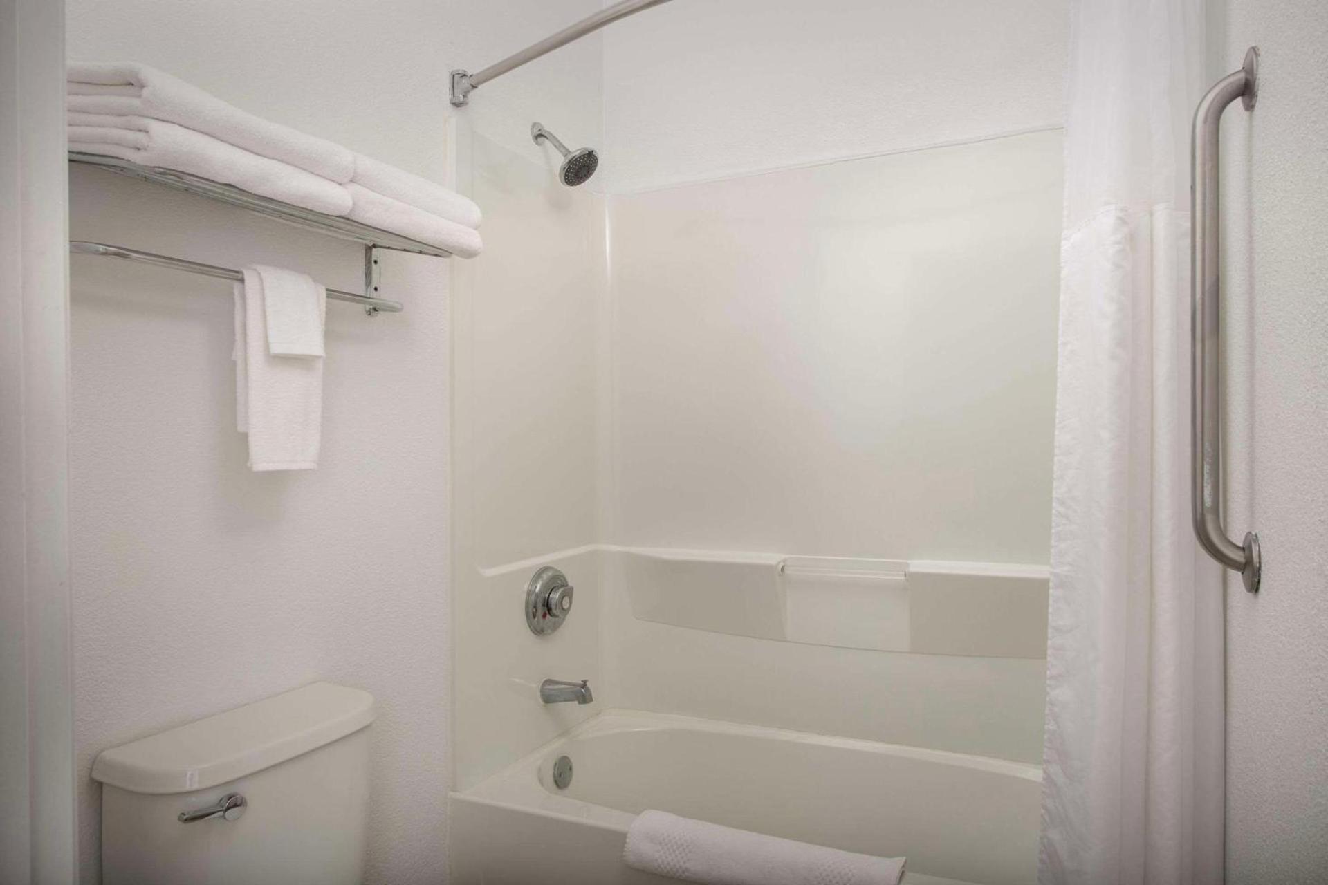 Quality Inn & Suites Gallup I-40 Exit 20 photo 42