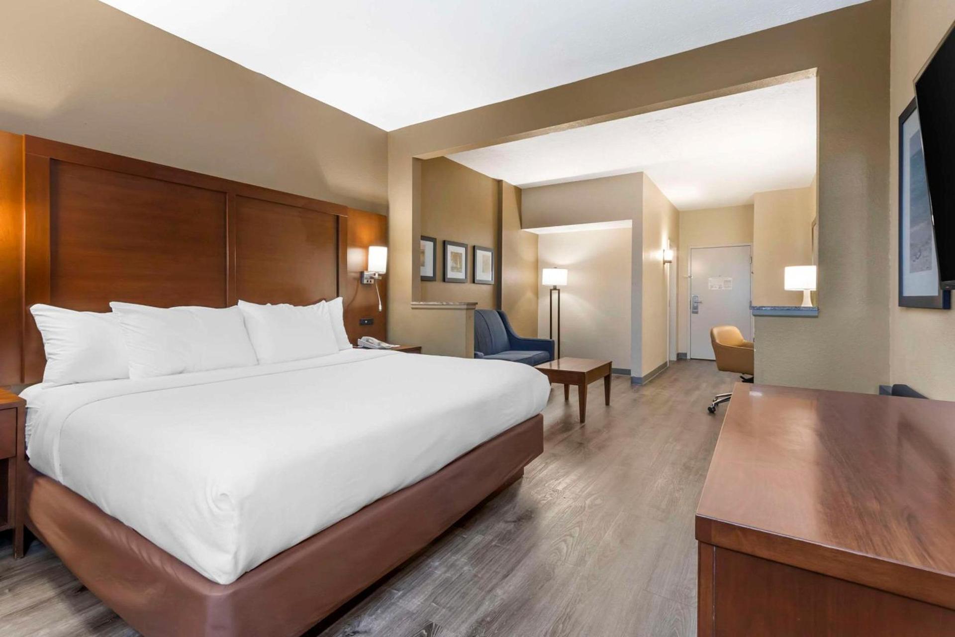 Comfort Suites At the University photo 12