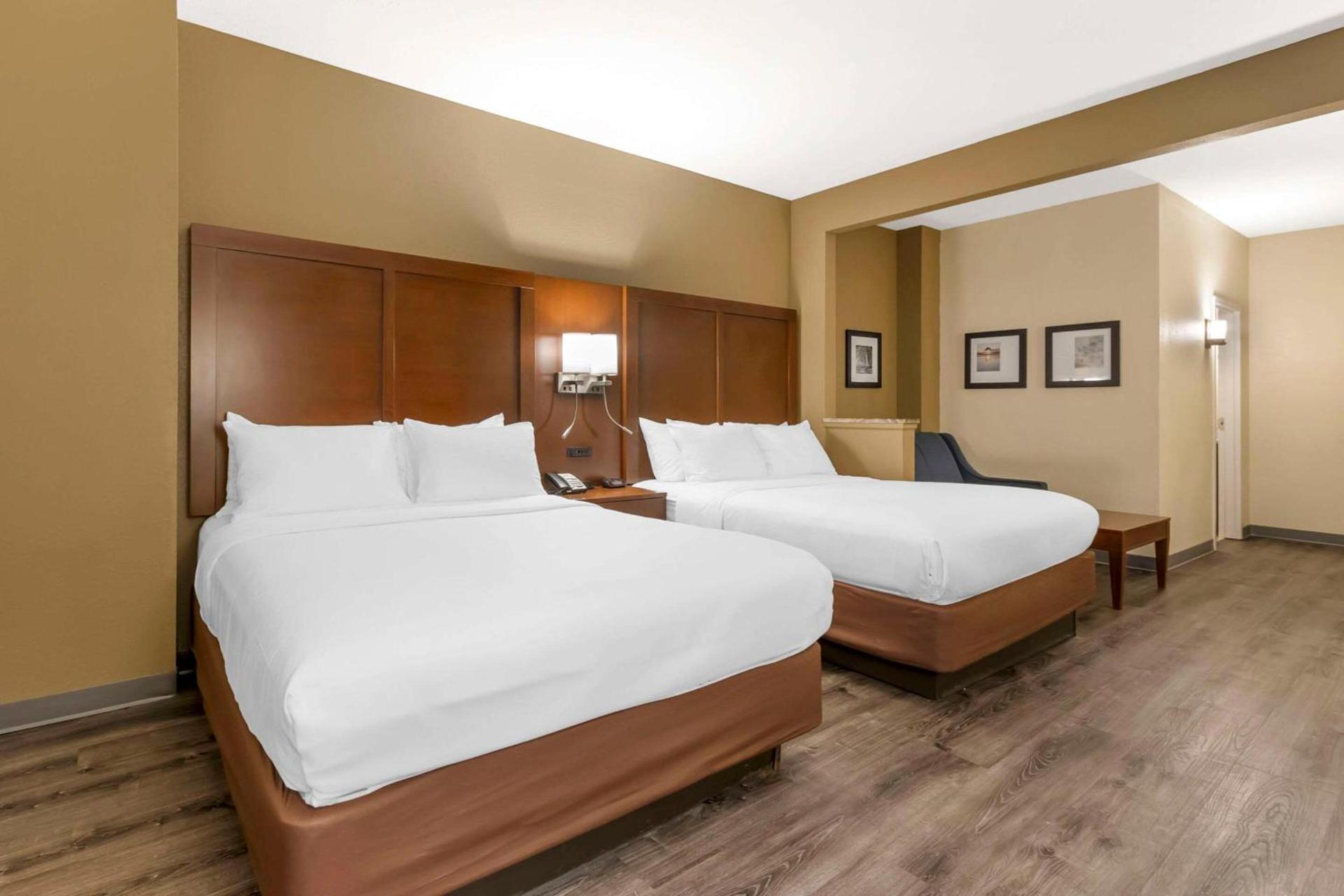 Comfort Suites At the University photo 14