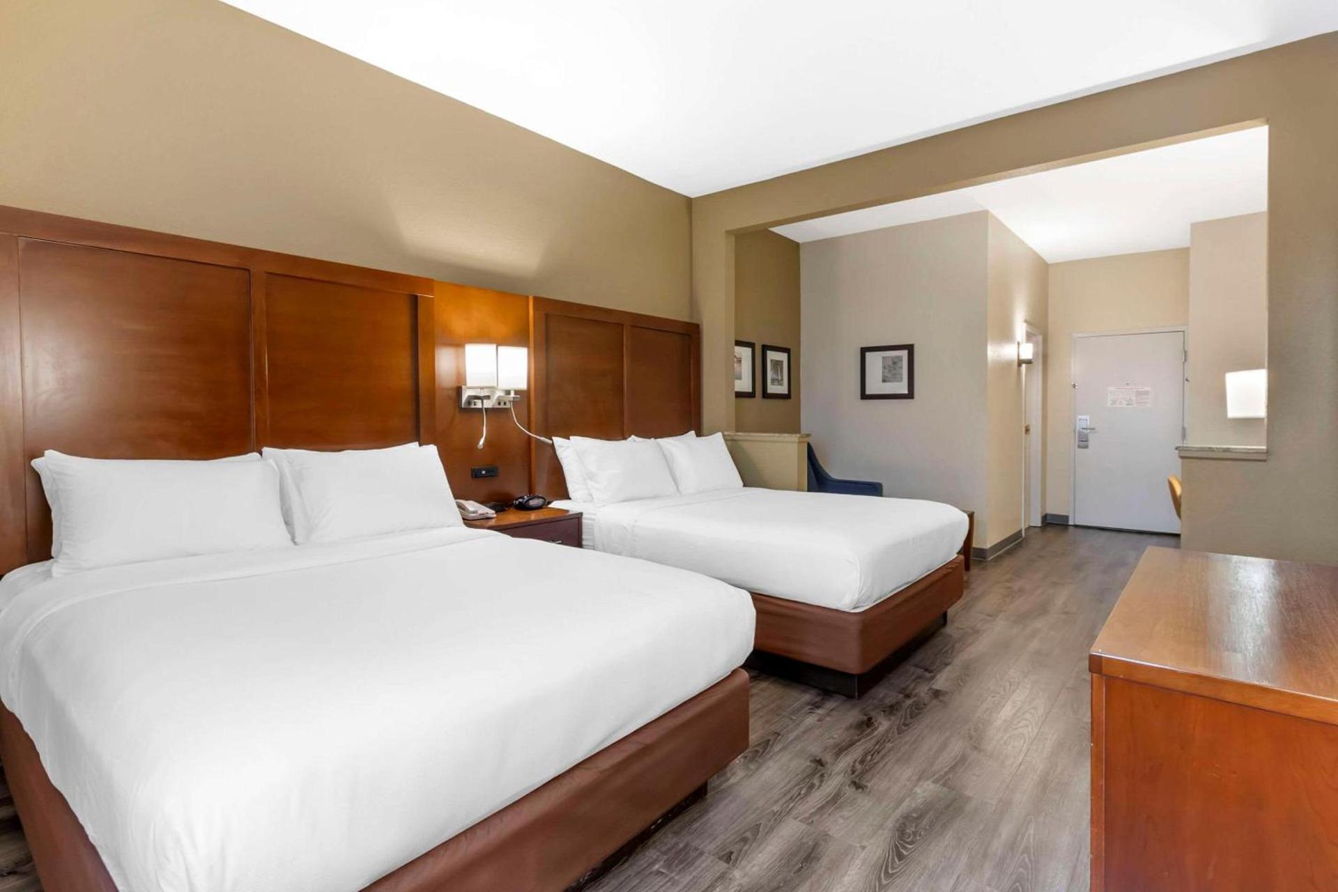 Comfort Suites At the University photo 17