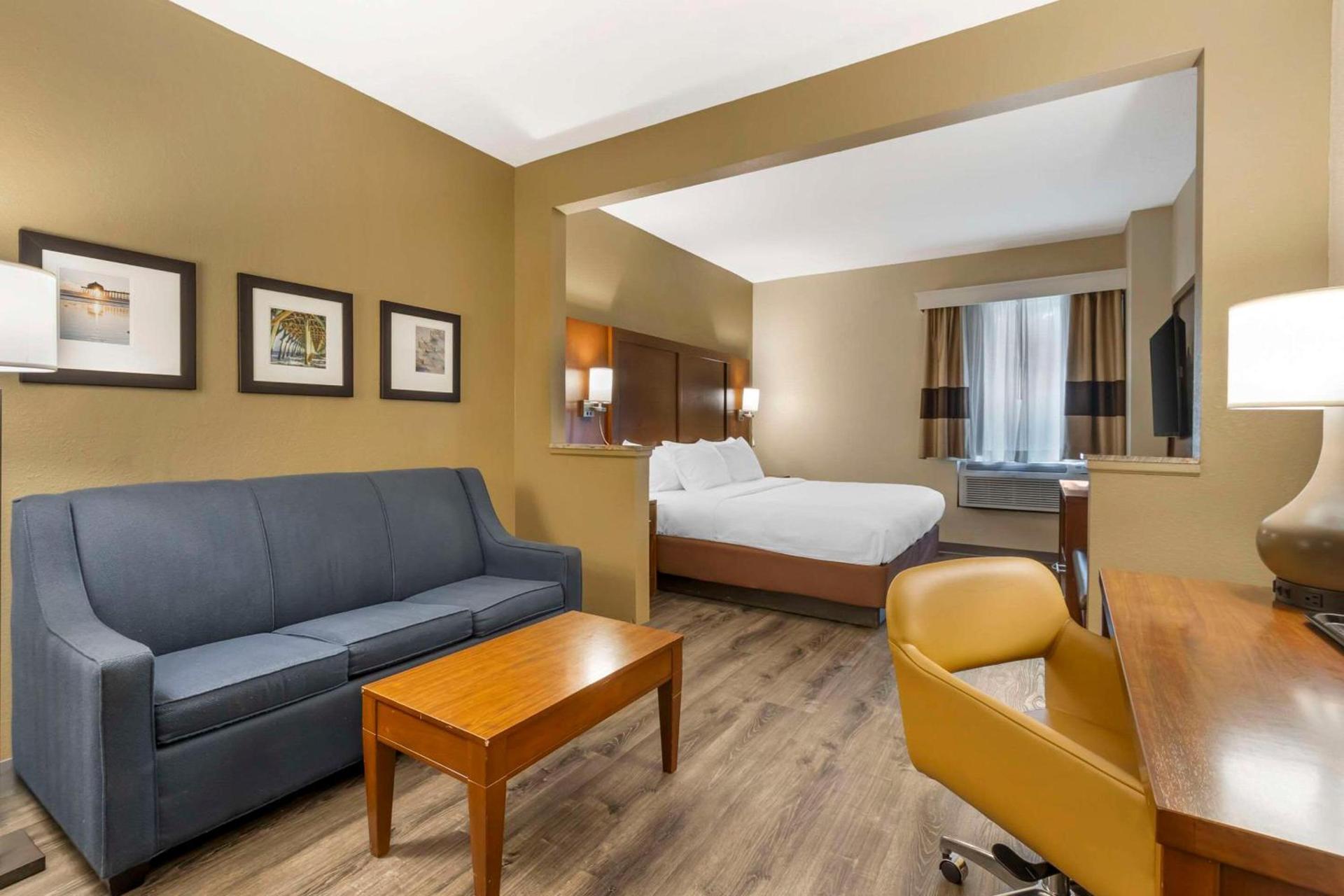 Comfort Suites At the University photo 22