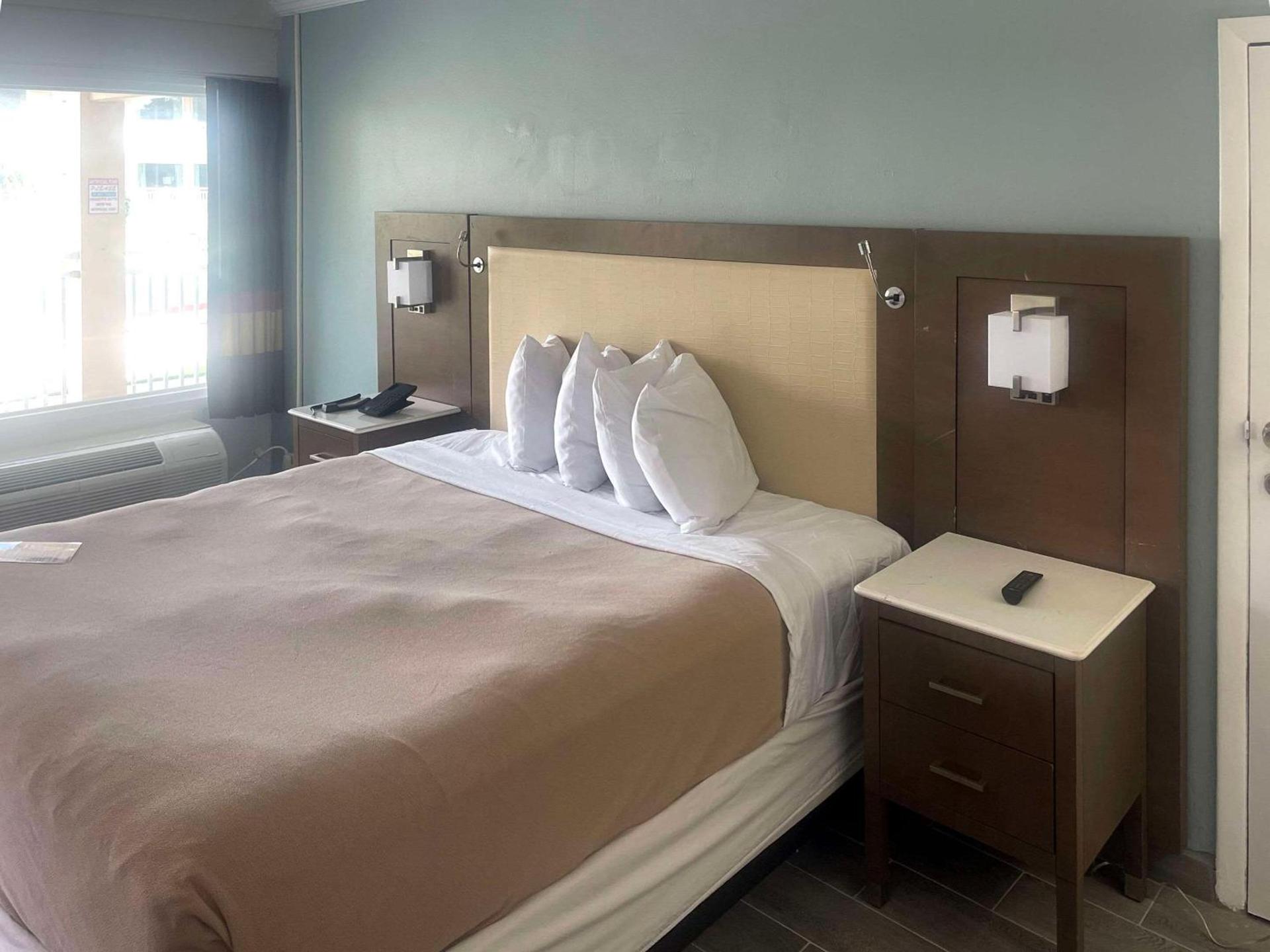 Rodeway Inn photo 4