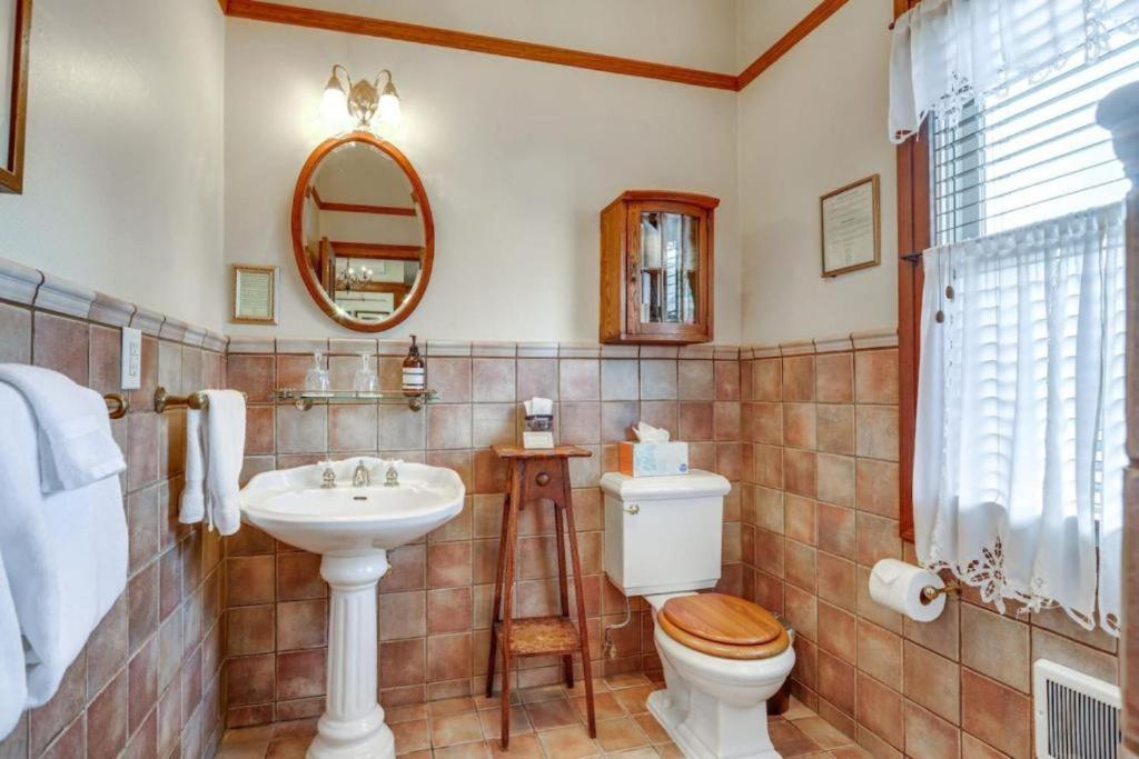 Romantic Victorian Getaway The Fox photo 6