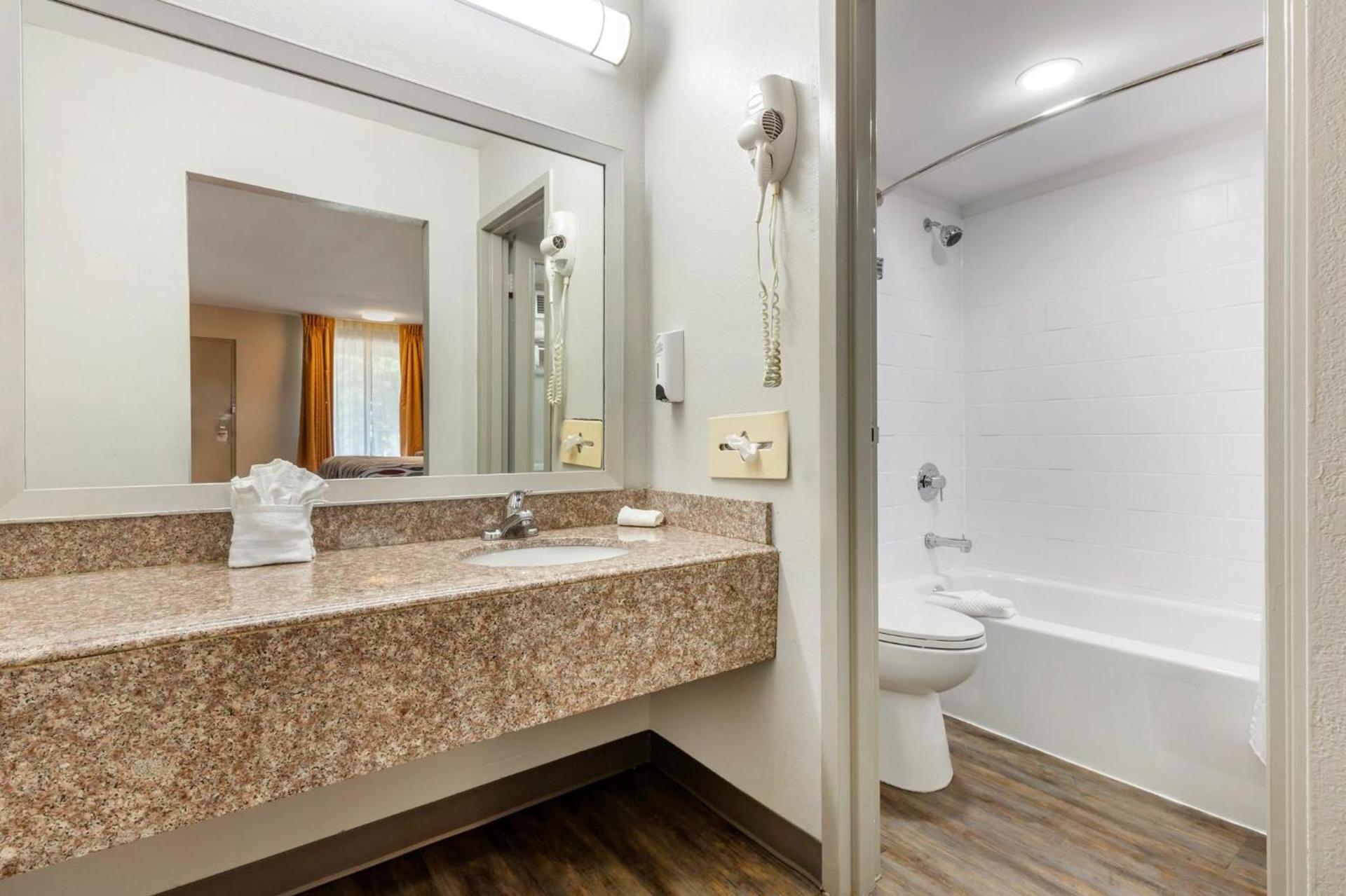 Red Roof Inn Dunn photo 9