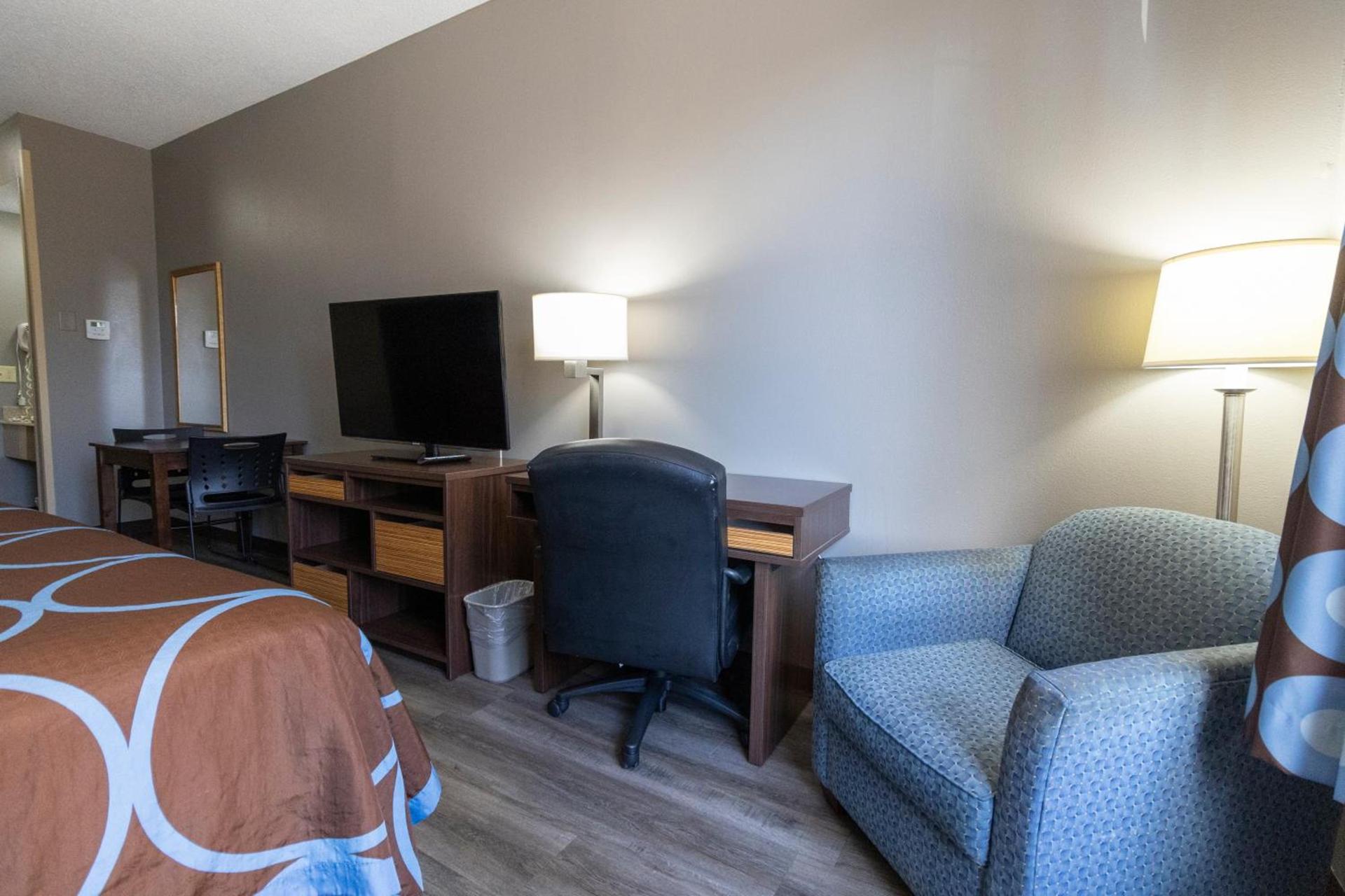 Super 8 by Wyndham Smithfield-Selma photo 33