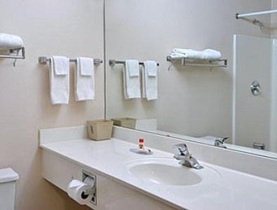 Super 8 by Wyndham Piedmont Greenville Area photo 24