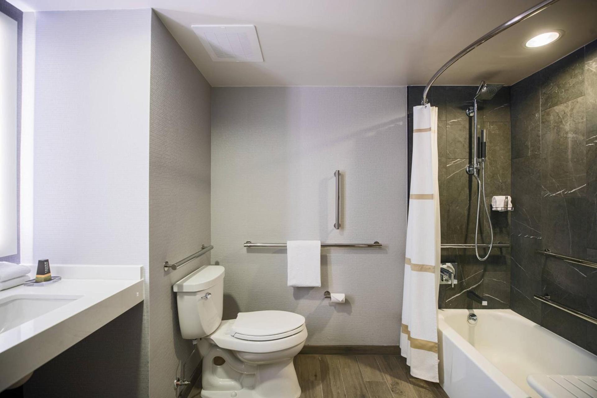 Courtyard by Marriott Chicago at Medical District-UIC photo 4