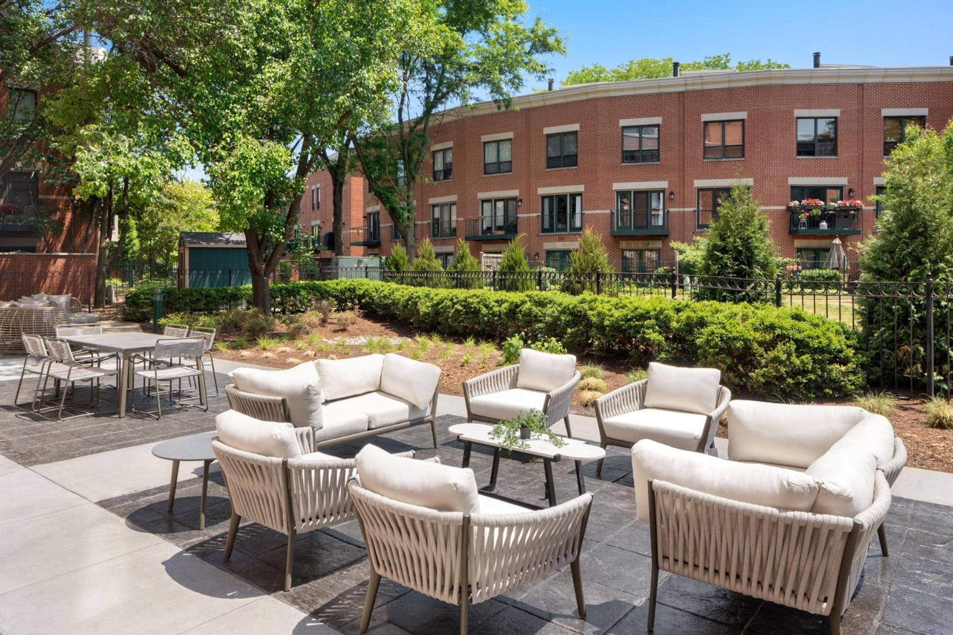 Courtyard by Marriott Chicago at Medical District-UIC photo 2