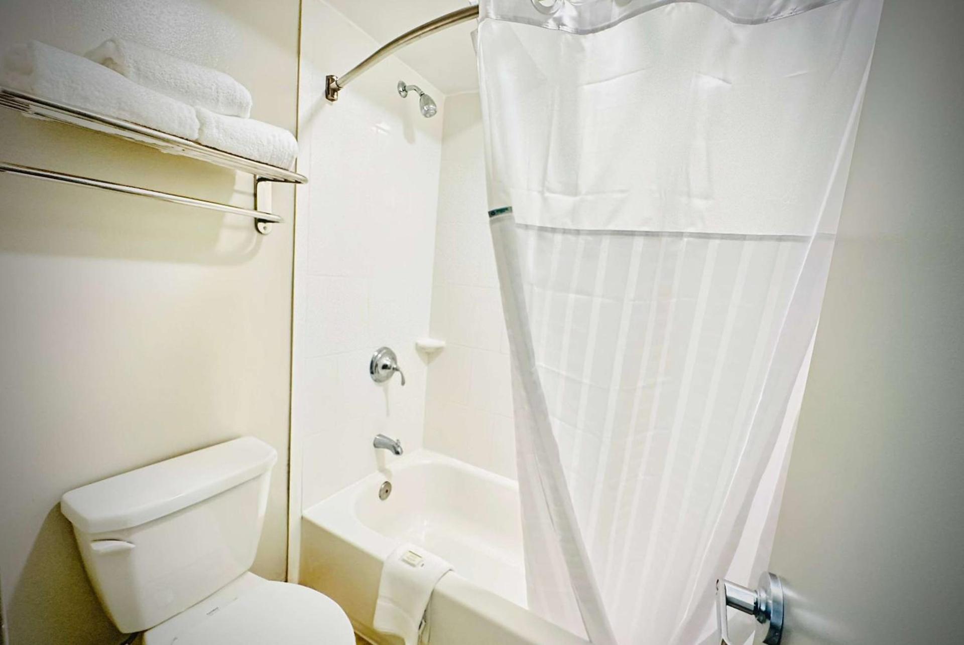 Days Inn Alexandria by Wyndham photo 17