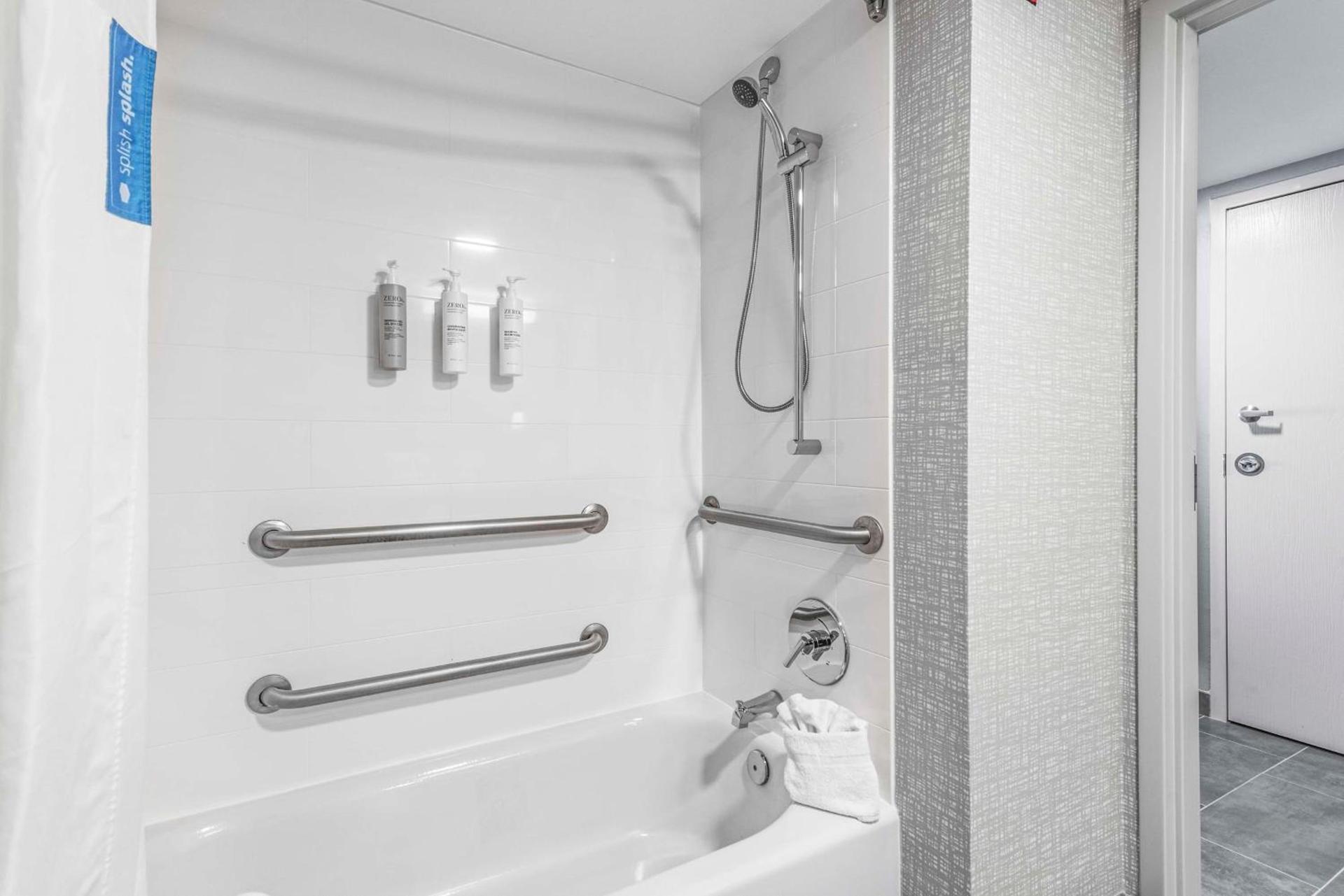 Hampton Inn Columbus-North photo 13
