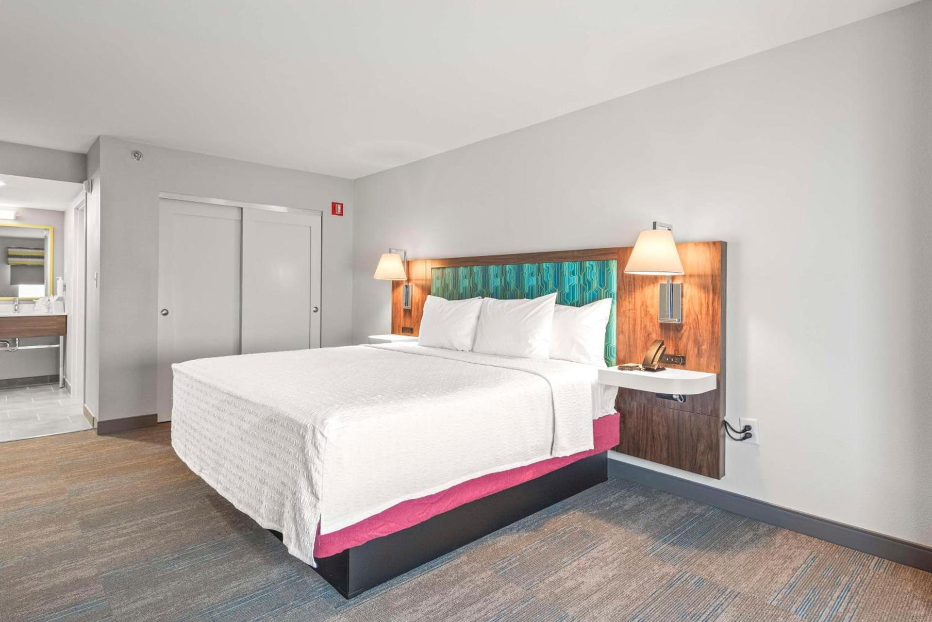Hampton Inn Columbus-North photo 11