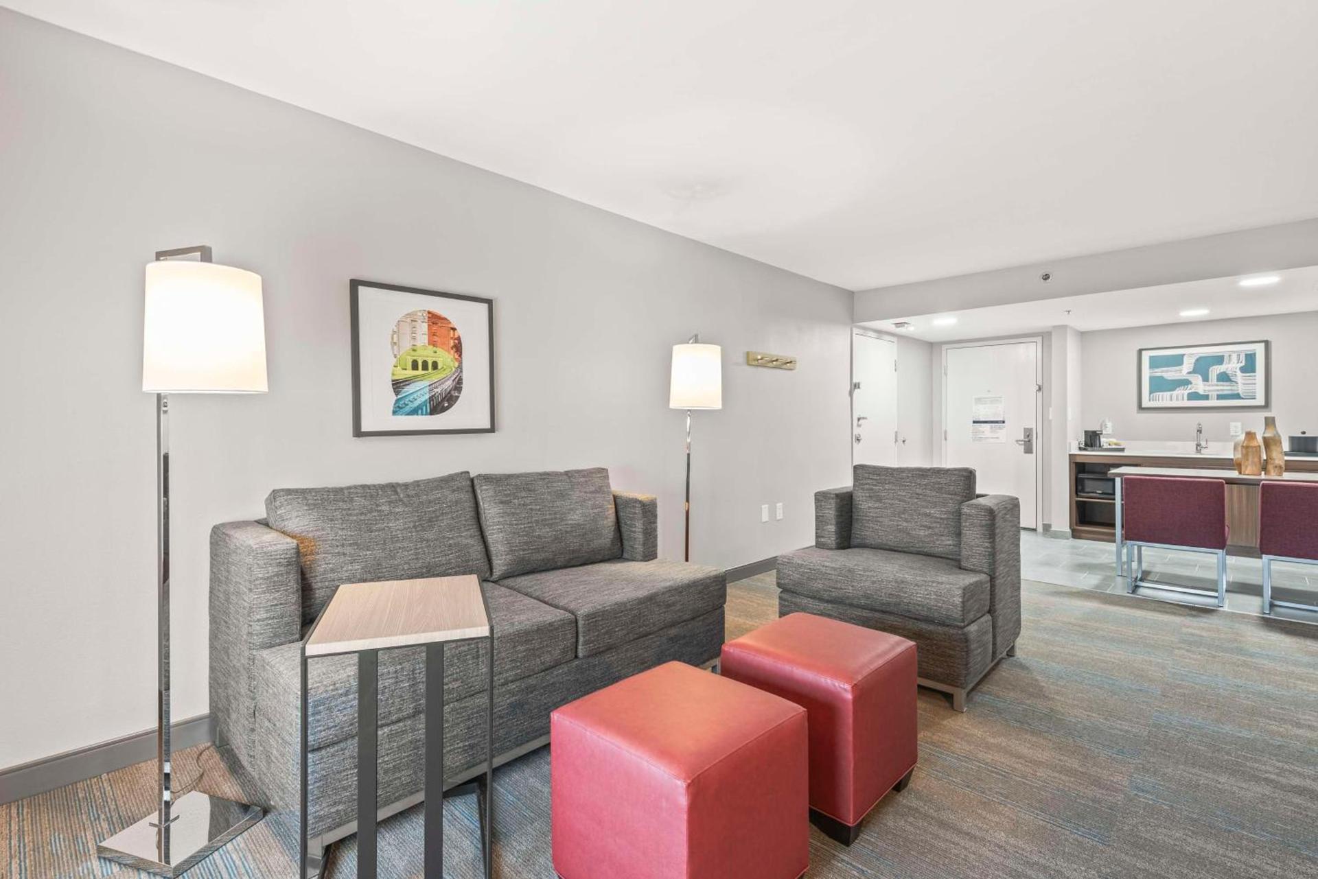 Hampton Inn Columbus-North photo 12