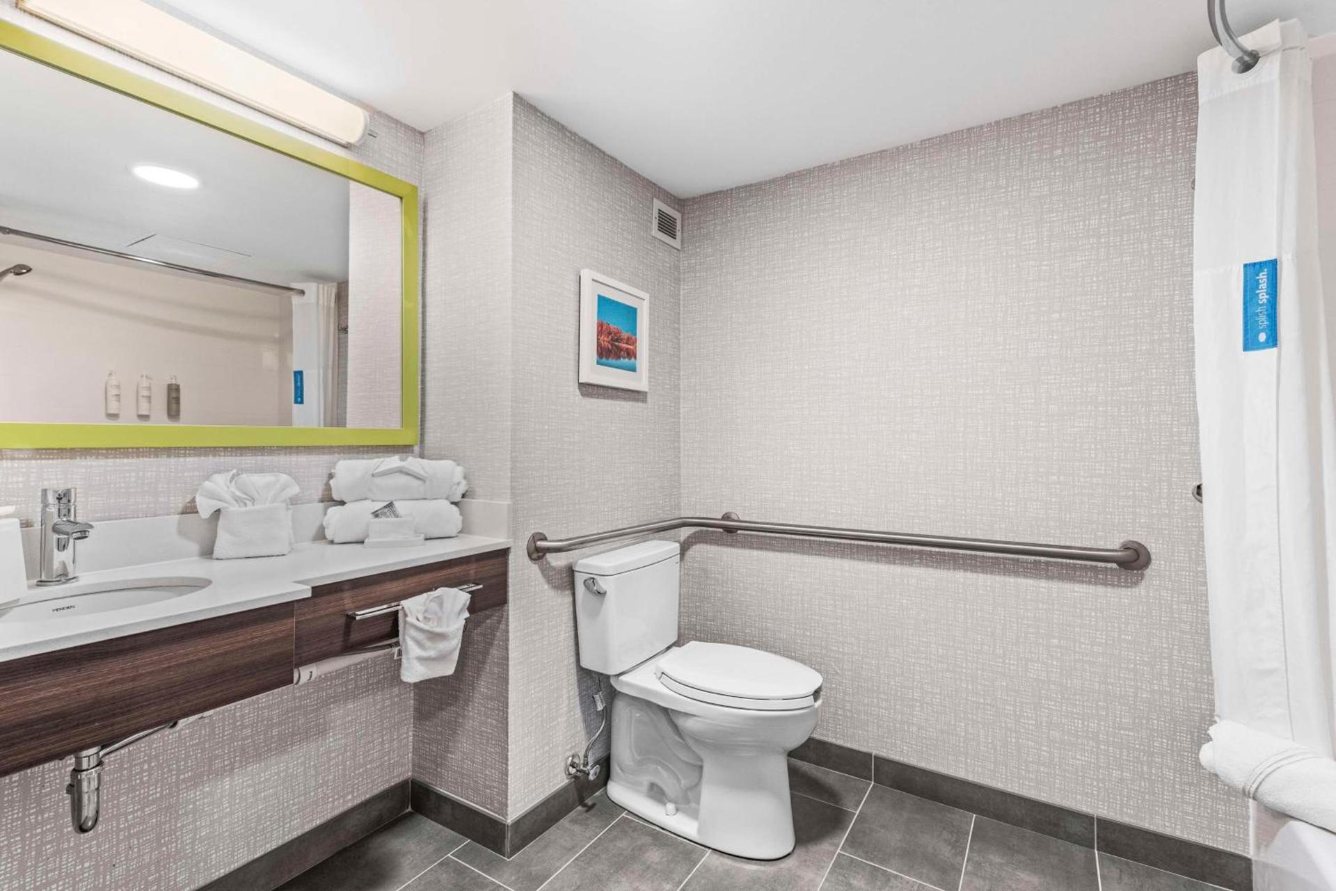 Hampton Inn Columbus-North photo 15