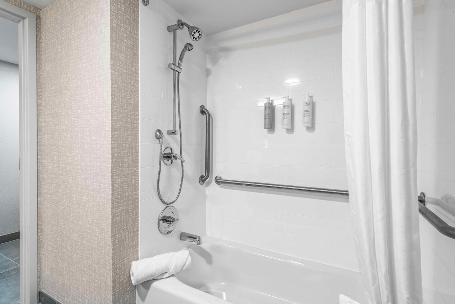 Hampton Inn Columbus-North photo 16