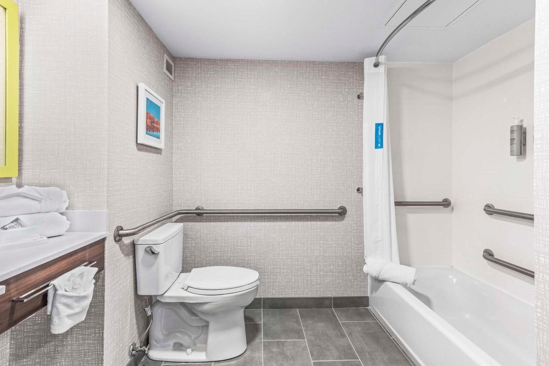 Hampton Inn Columbus-North photo 14