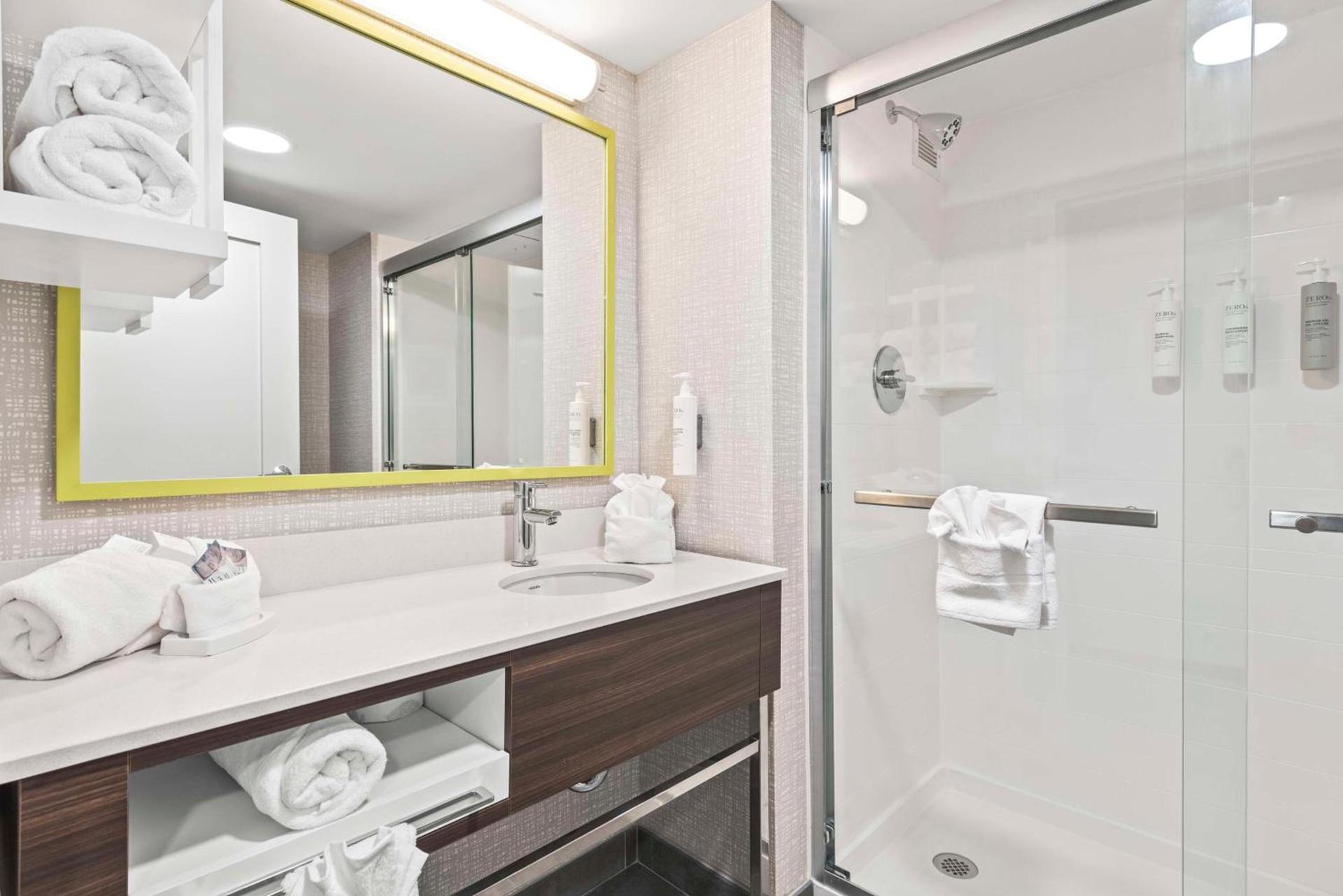 Hampton Inn Columbus-North photo 20