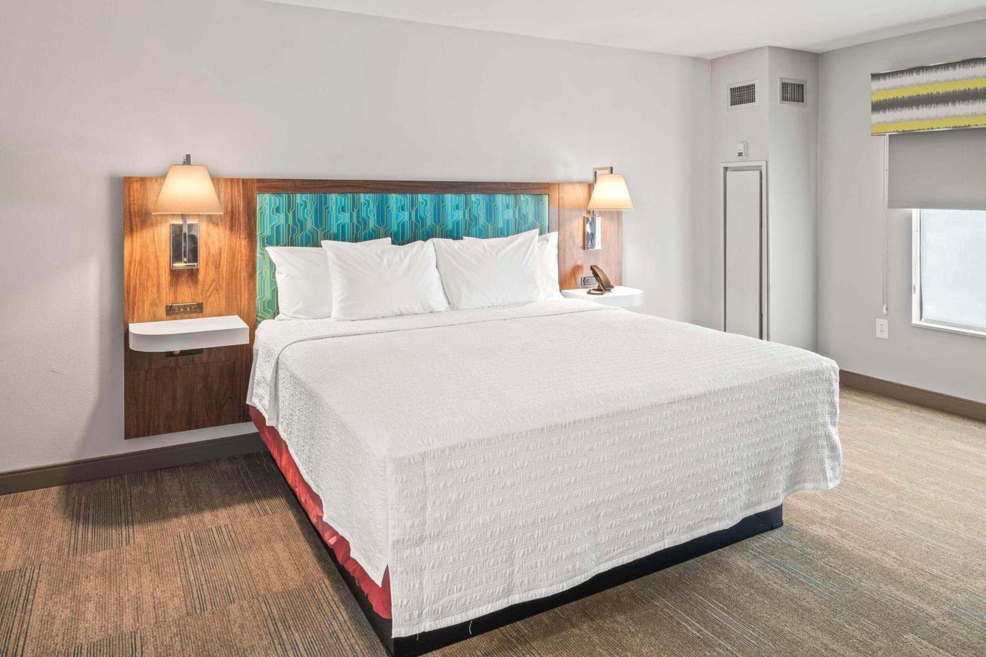 Hampton Inn Columbus-North photo 22
