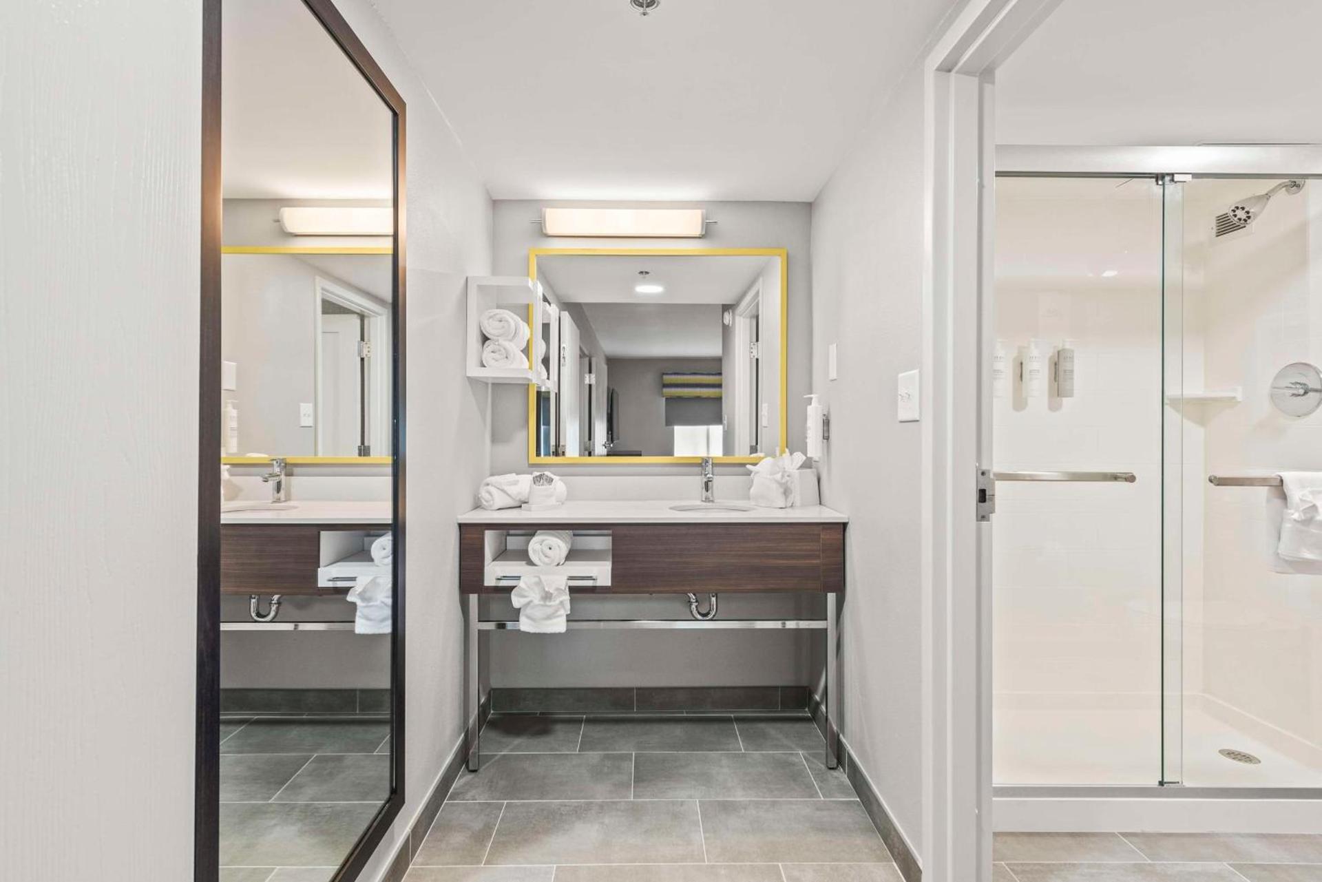 Hampton Inn Columbus-North photo 23