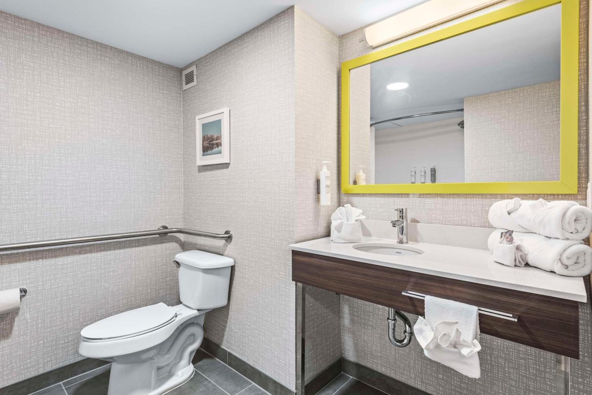 Hampton Inn Columbus-North photo 26
