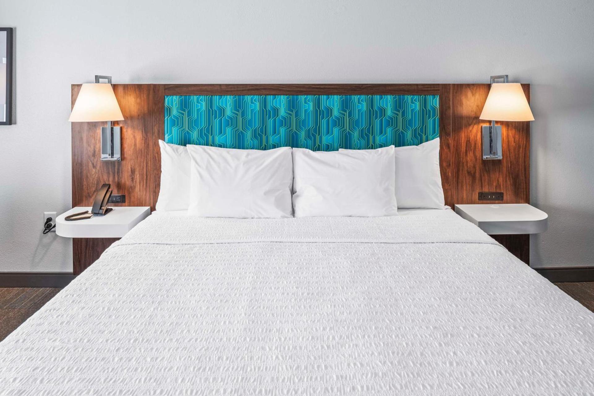 Hampton Inn Columbus-North photo 27
