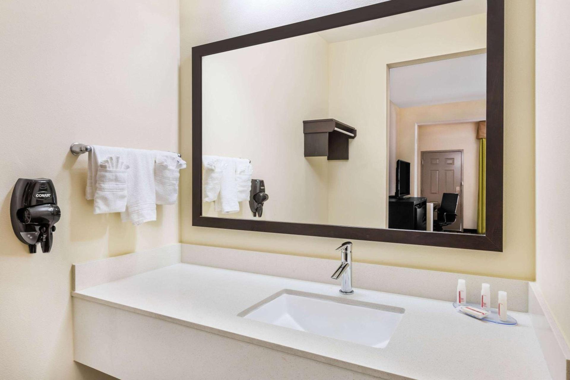 Days Inn & Suites by Wyndham Katy photo 7