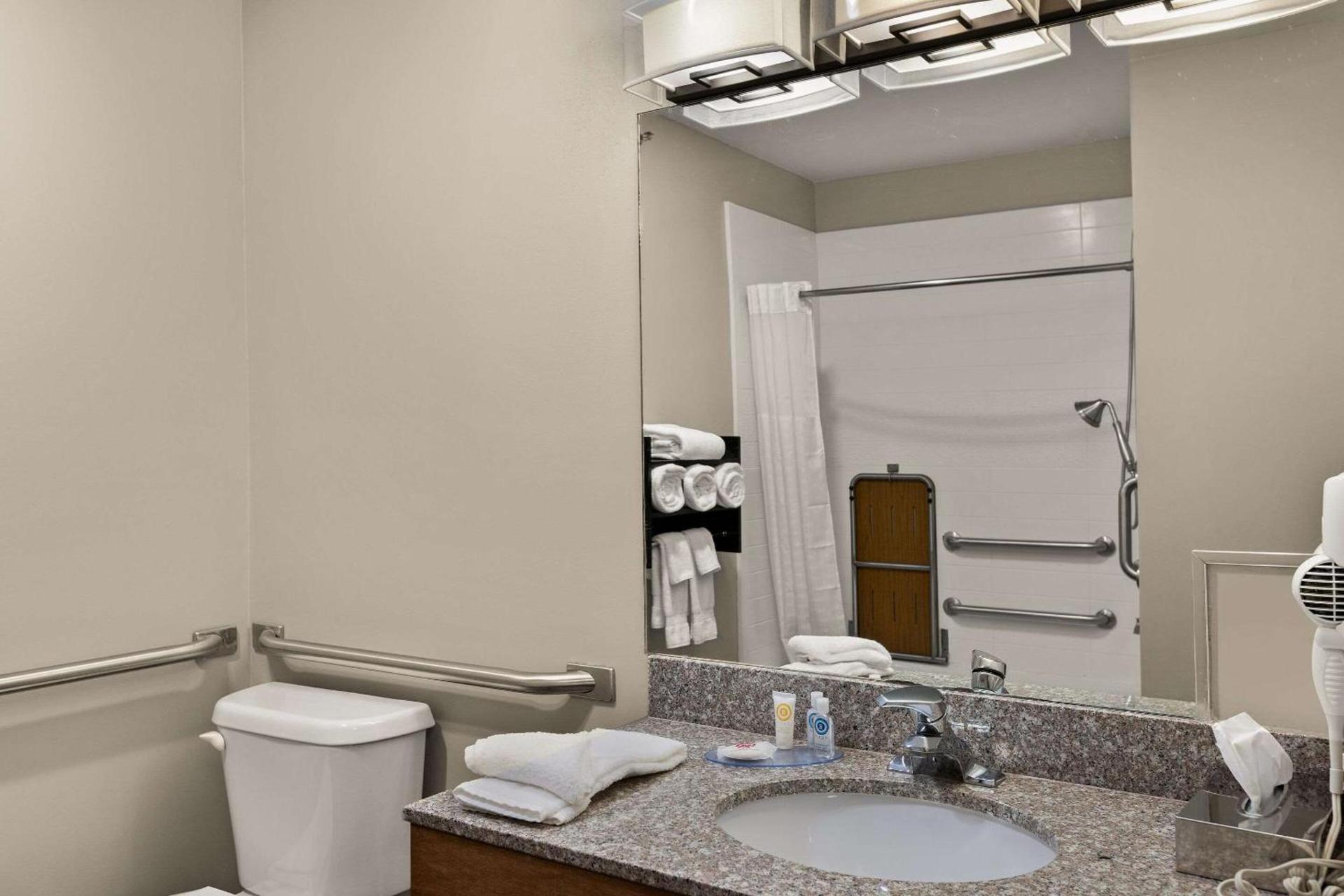 Comfort Inn & Suites Ludington near US-10 photo 9