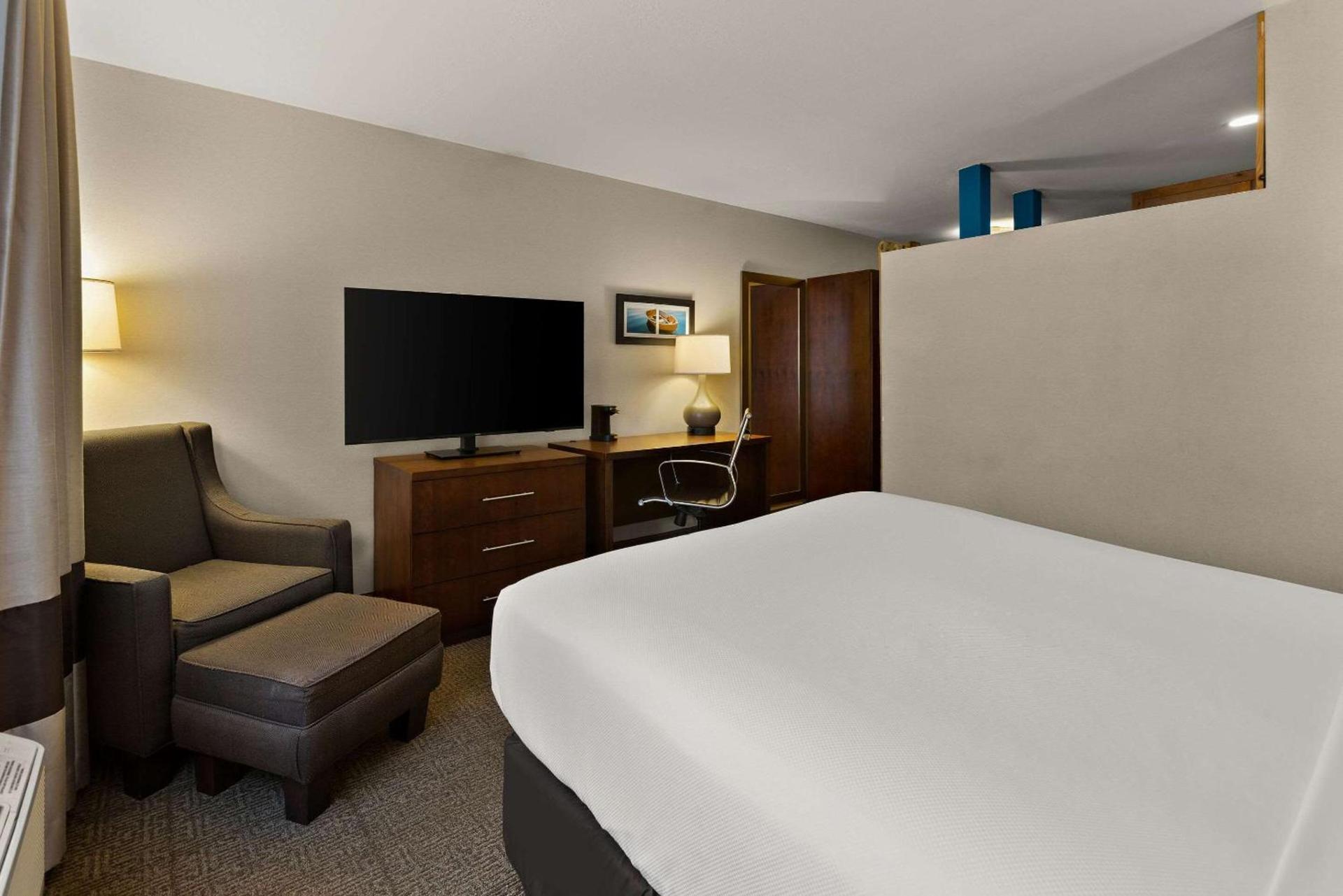 Comfort Inn & Suites Ludington near US-10 photo 29