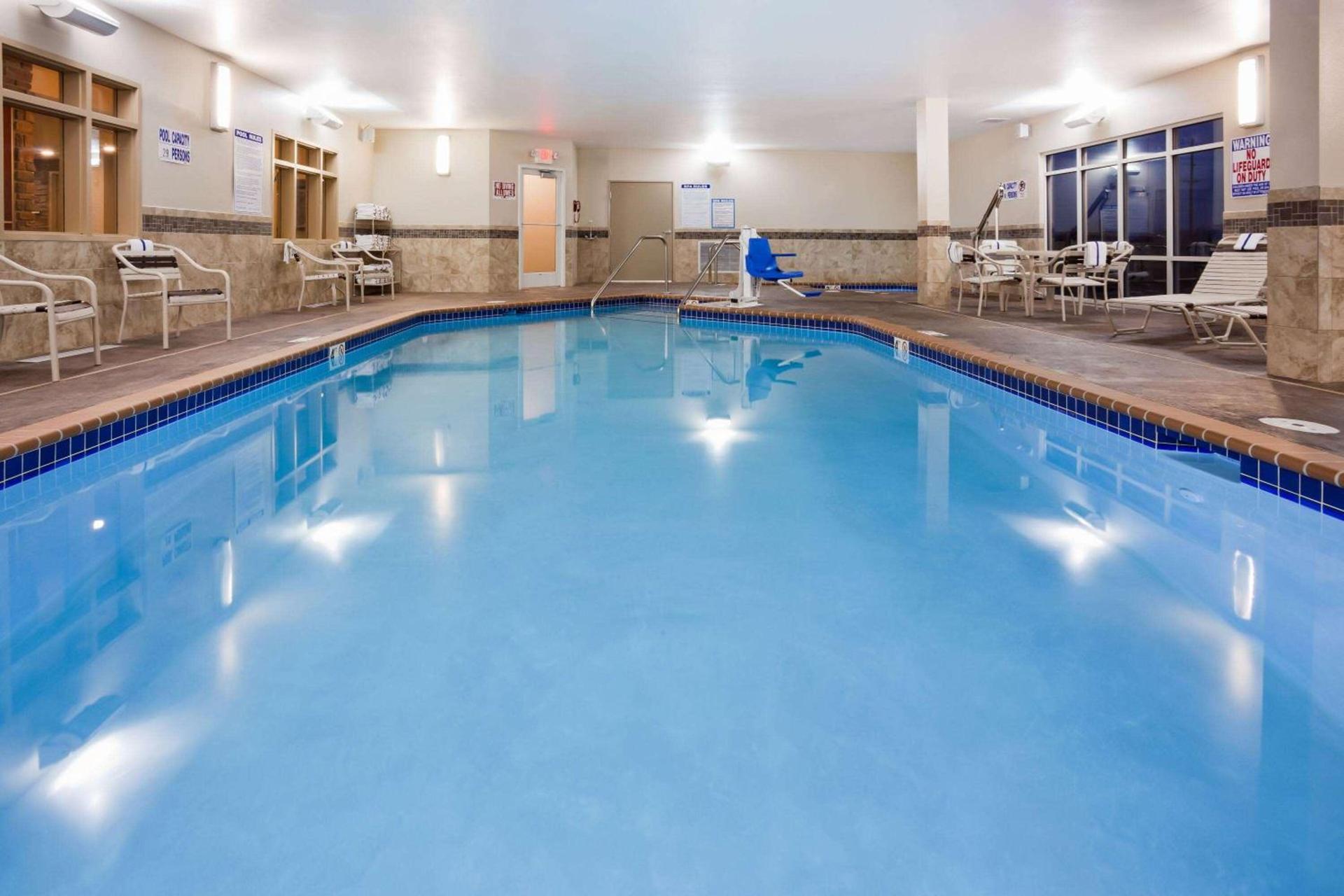 AmericInn by Wyndham DeWitt photo 5