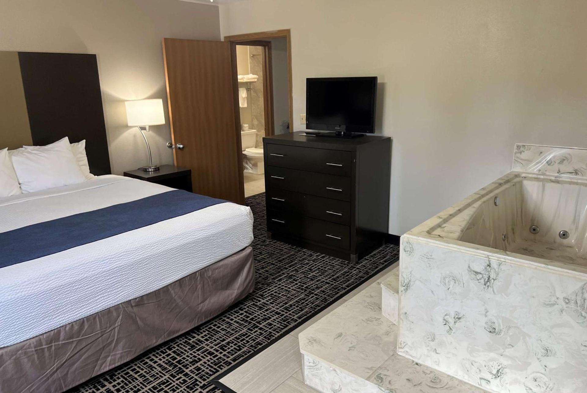 Days Inn by Wyndham Grove photo 11