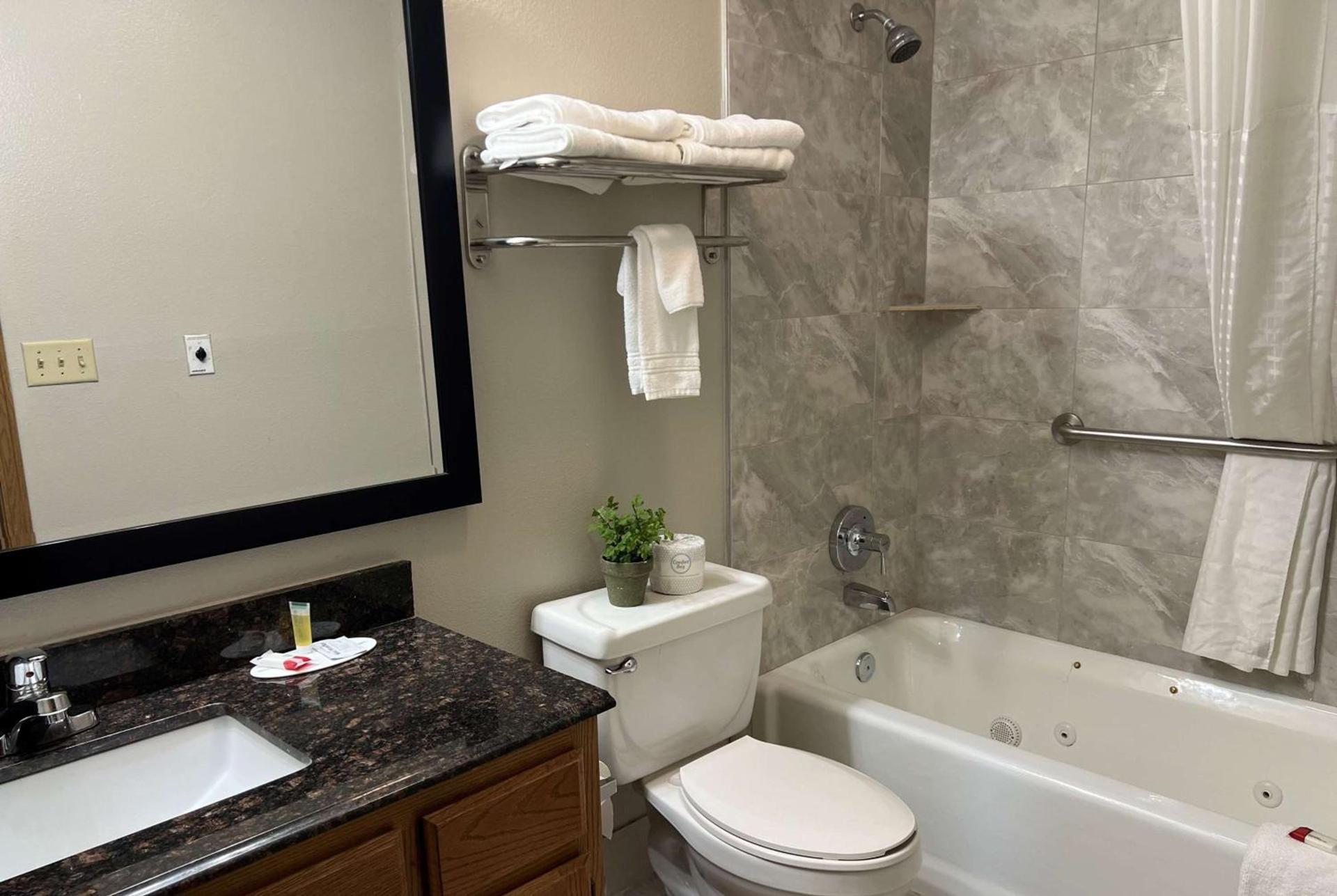 Days Inn by Wyndham Grove photo 16