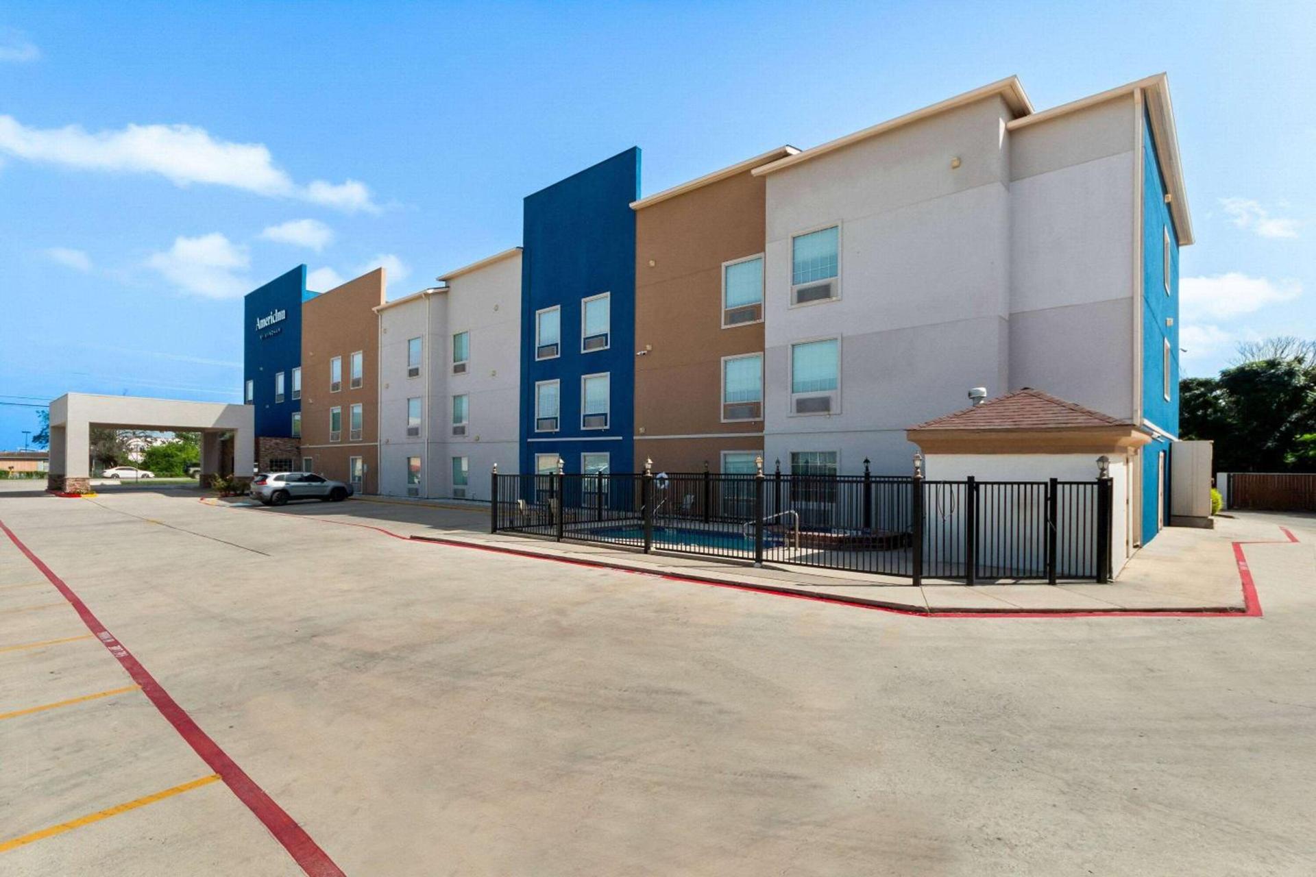 AmericInn by Wyndham New Braunfels photo 2