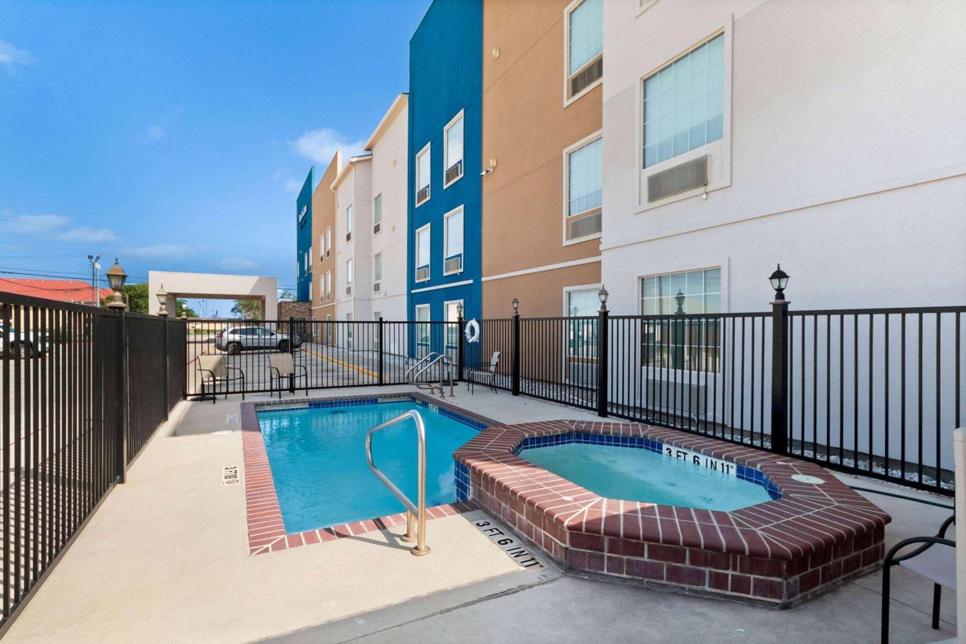 AmericInn by Wyndham New Braunfels photo 9