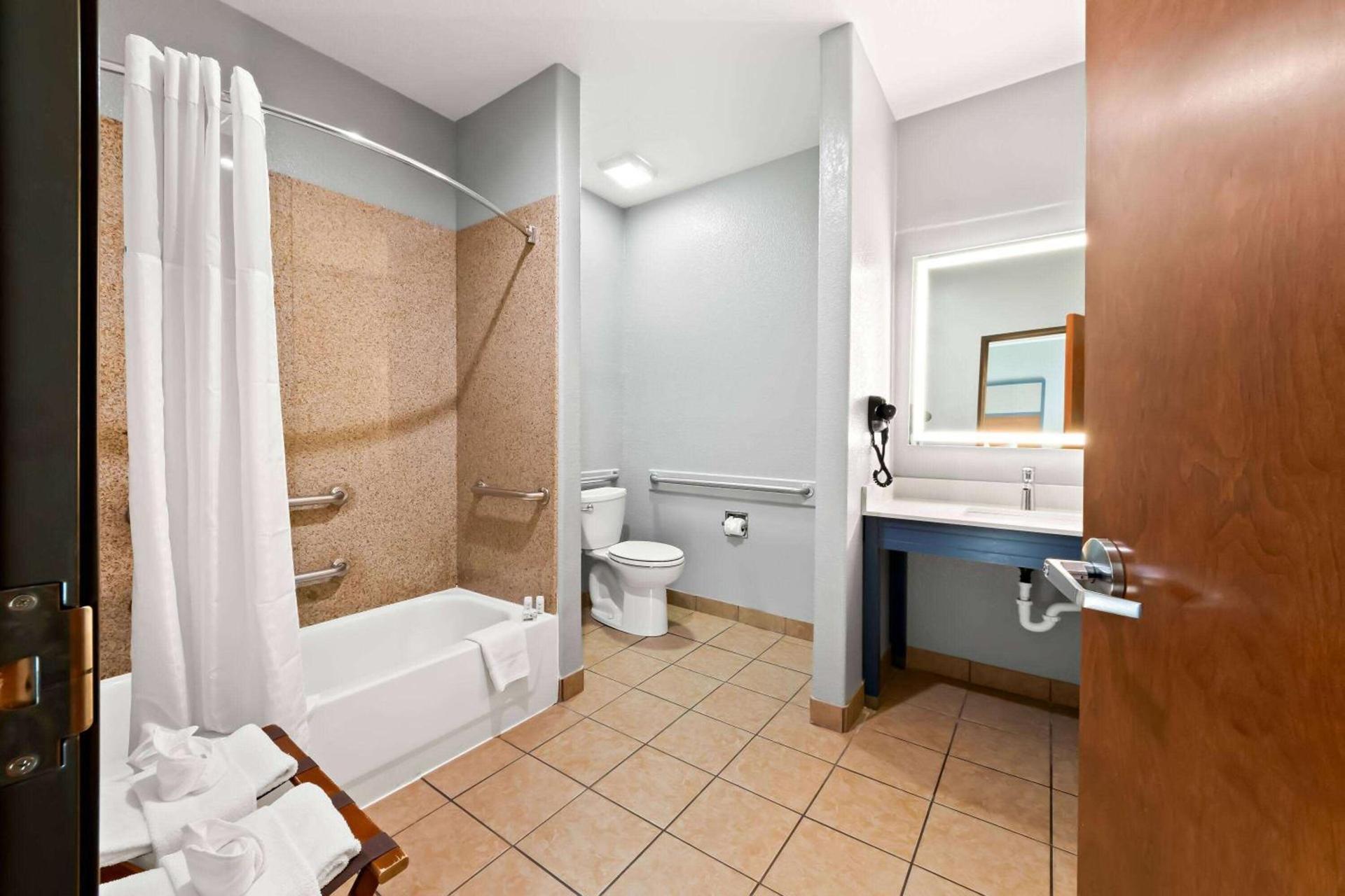 AmericInn by Wyndham New Braunfels photo 14