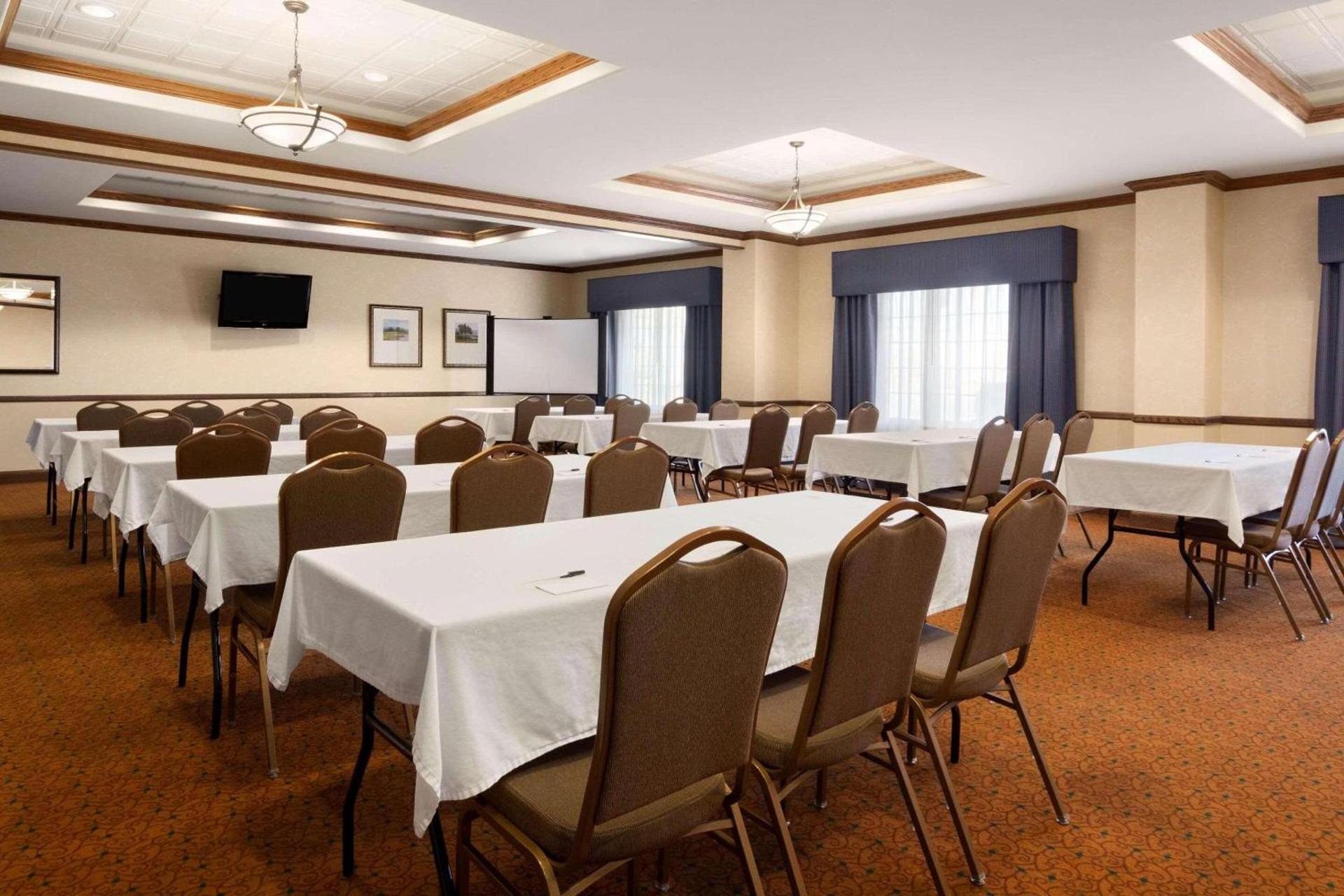 Country Inn & Suites by Radisson, Oklahoma City - Quail Springs, OK photo 15